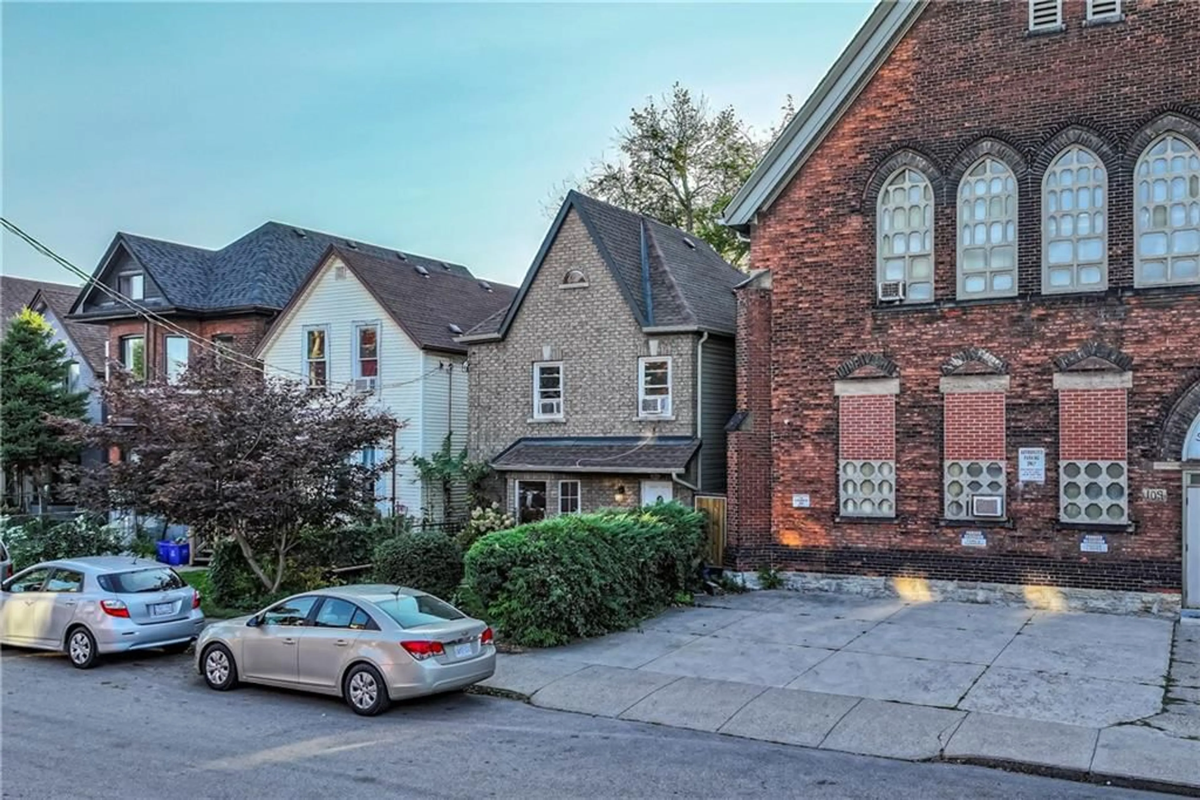 A pic from exterior of the house or condo, the street view for 105 SMITH Ave, Hamilton Ontario L8L 5P2