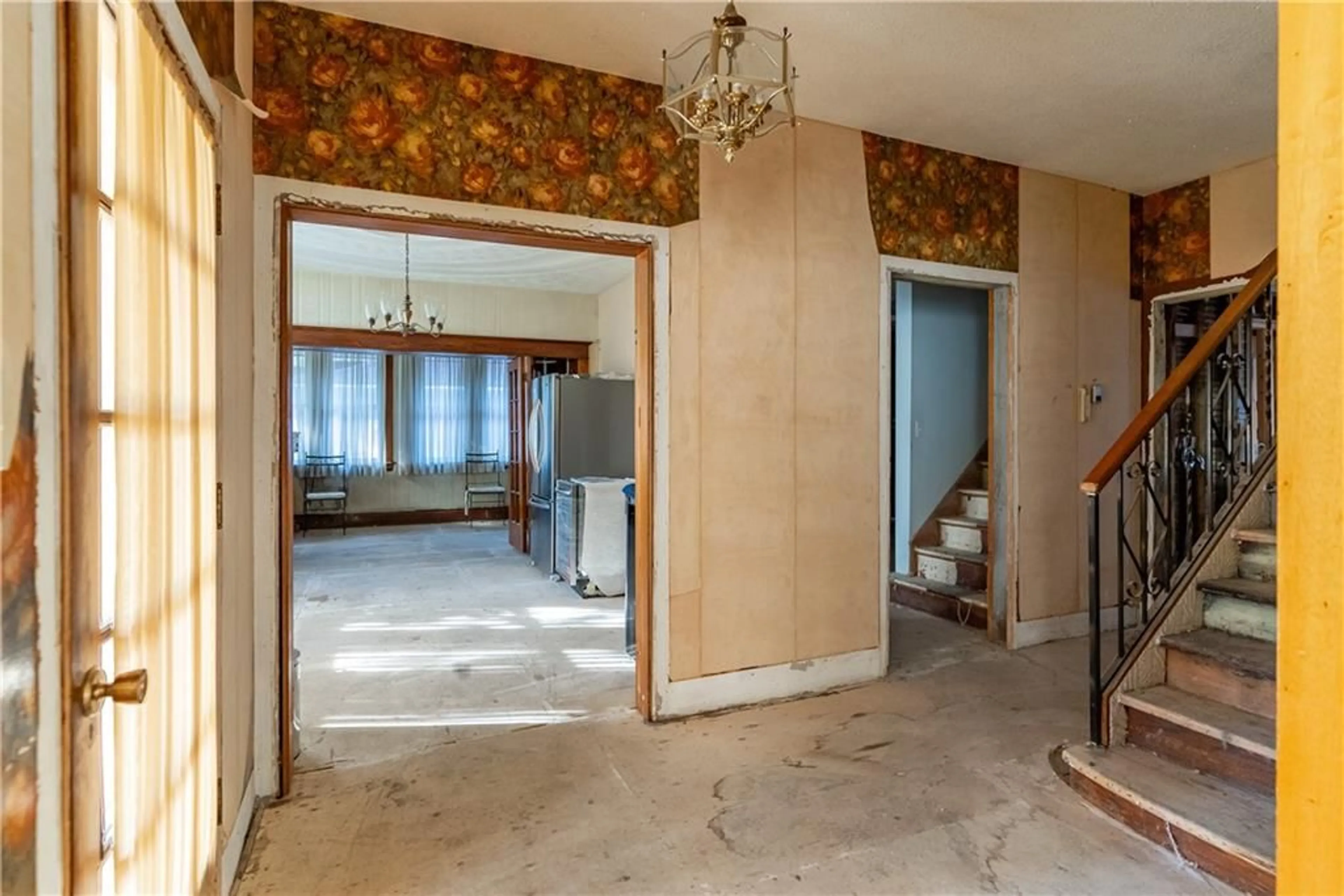 Indoor foyer, unknown floor for 170 St. Clair Blvd, Hamilton Ontario L8M 2P1