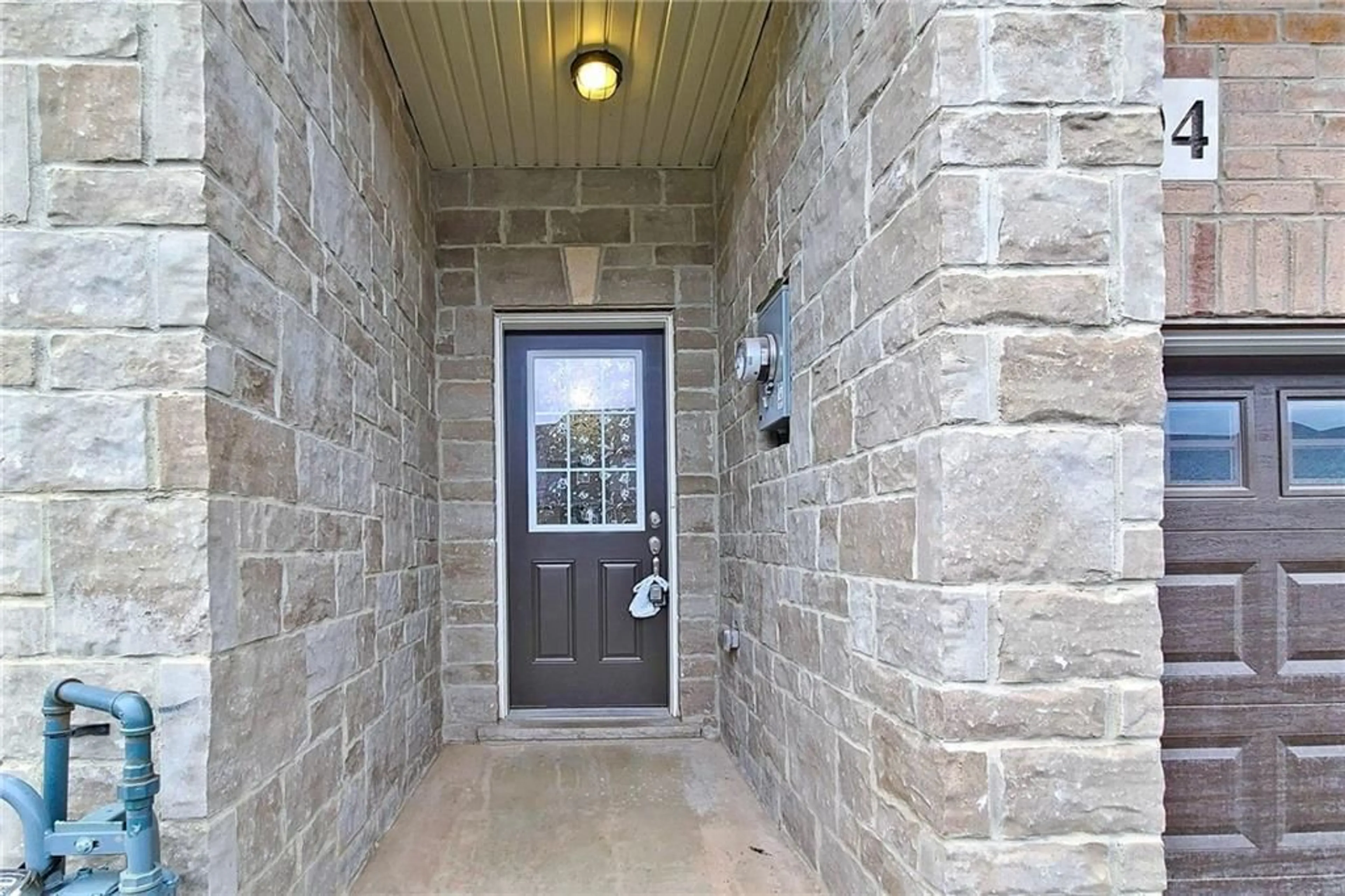 Indoor entryway, ceramic floors for 94 PINOT Cres, Stoney Creek Ontario L8E 0J9