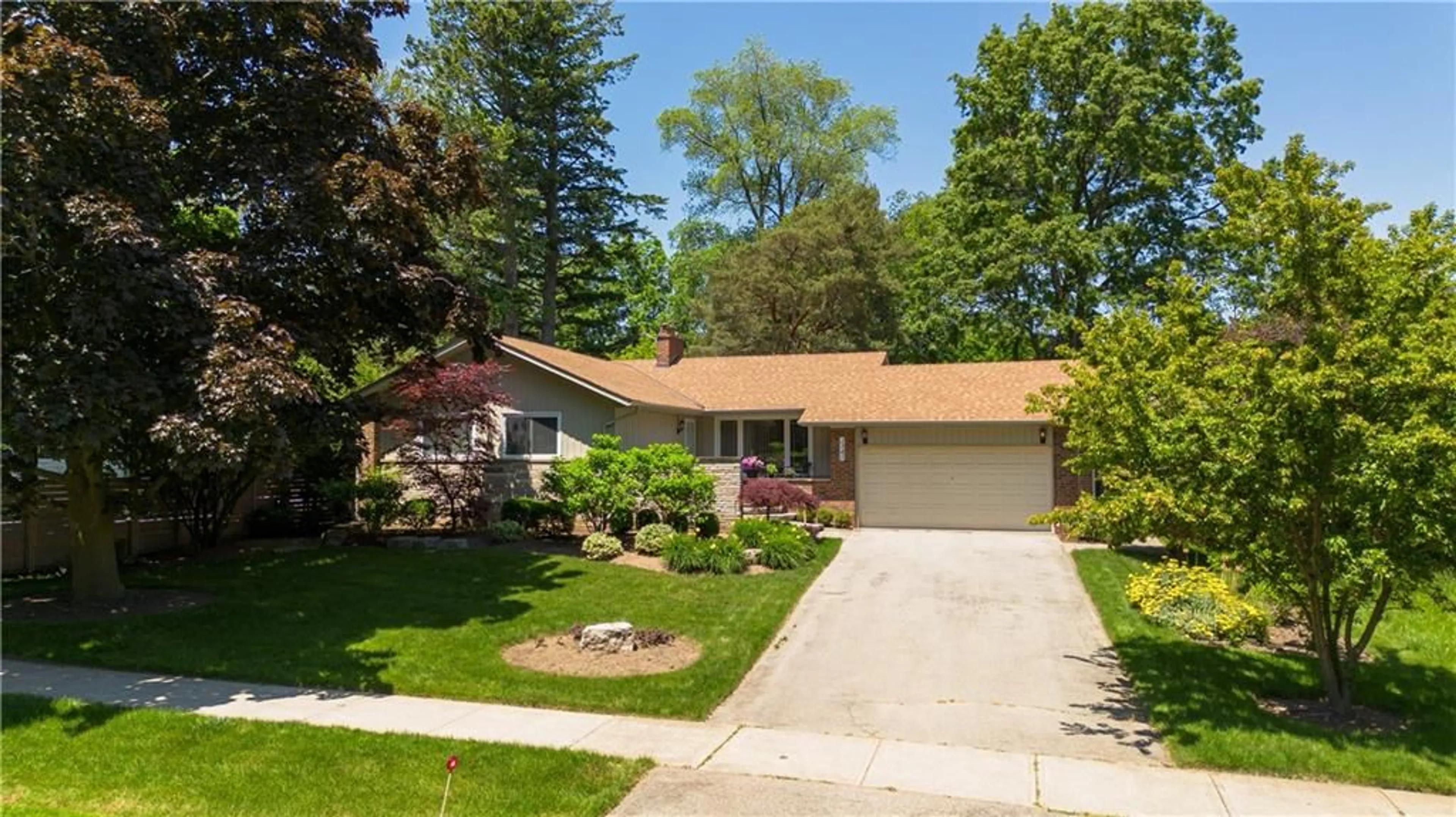 Frontside or backside of a home for 1345 HIXON St, Oakville Ontario L6L 1R8