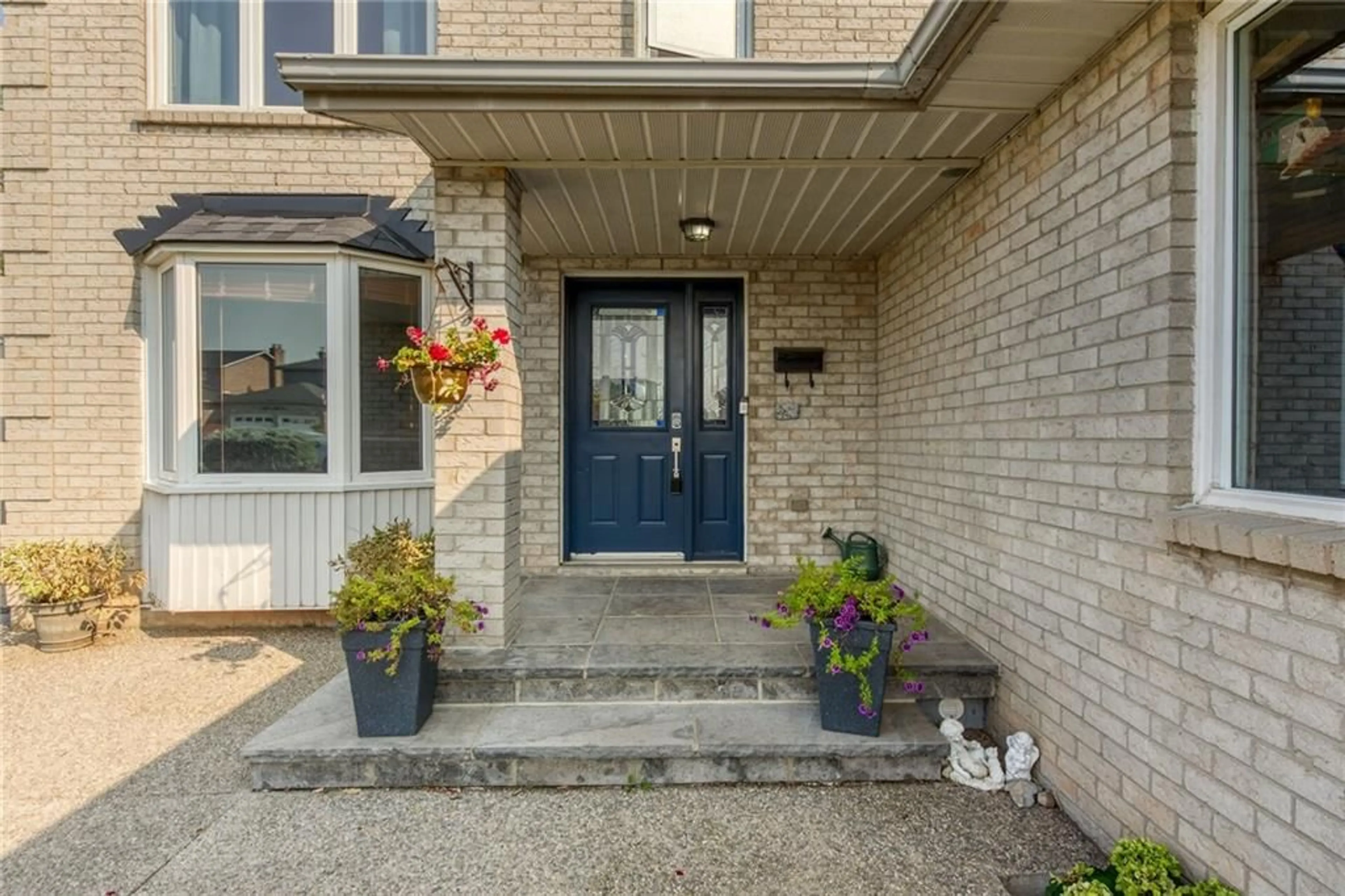 Indoor entryway, wood floors for 113 VALERA Dr, Stoney Creek Ontario L8E 4T6