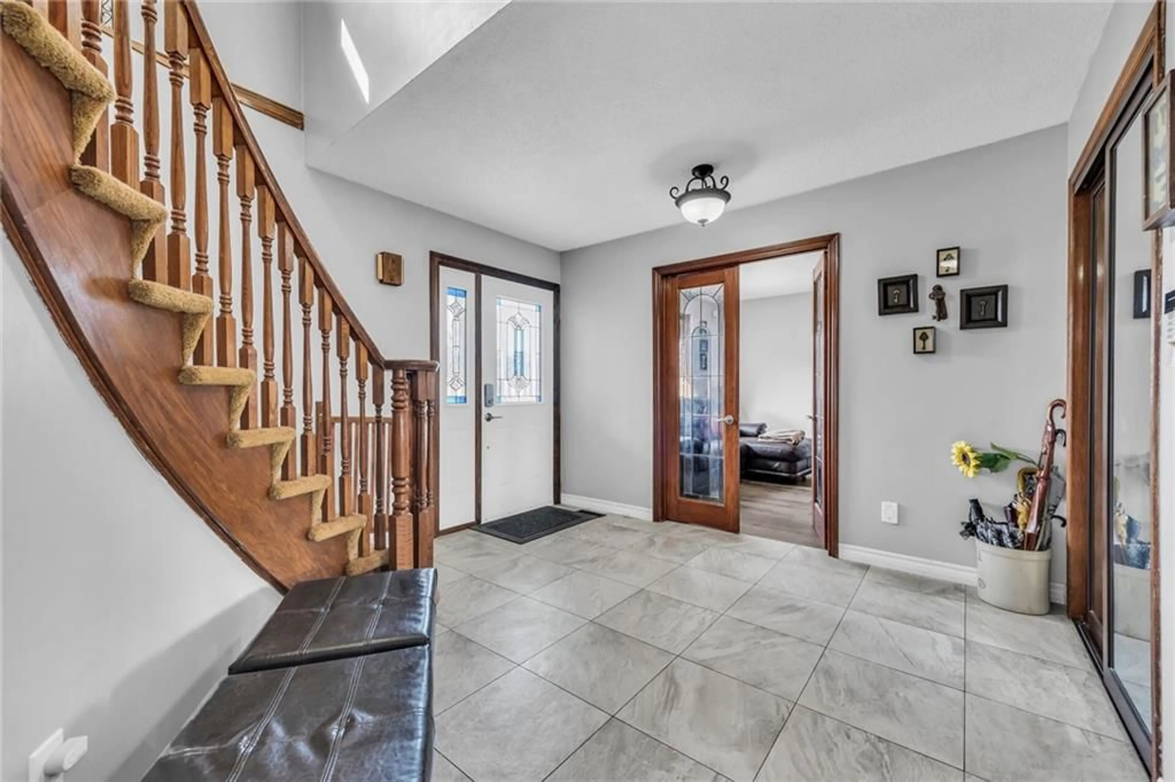 Indoor foyer, cement floor for 113 VALERA Dr, Stoney Creek Ontario L8E 4T6