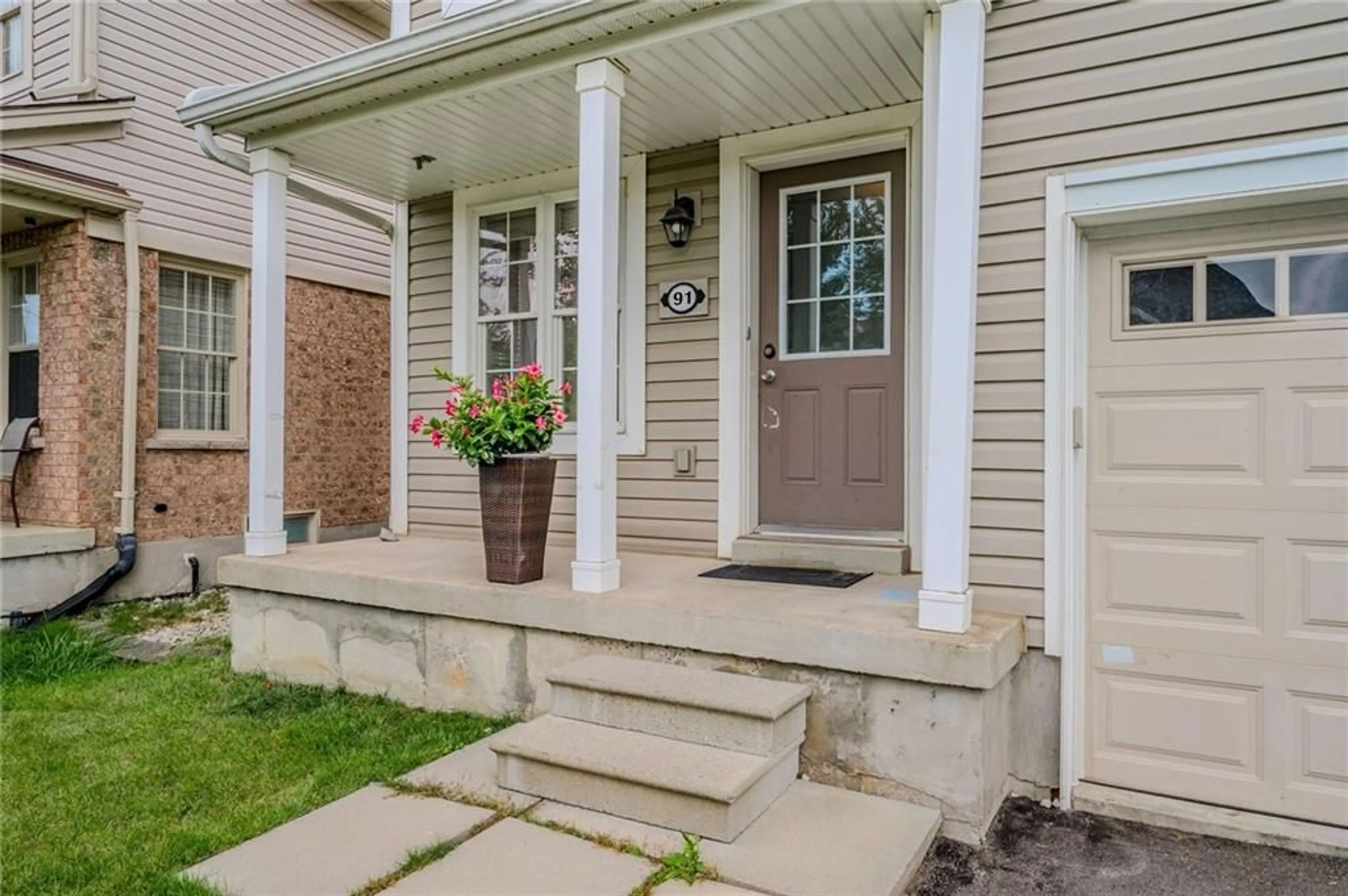 Indoor entryway, wood floors for 91 Powell Dr, Hamilton Ontario L0R 1C0