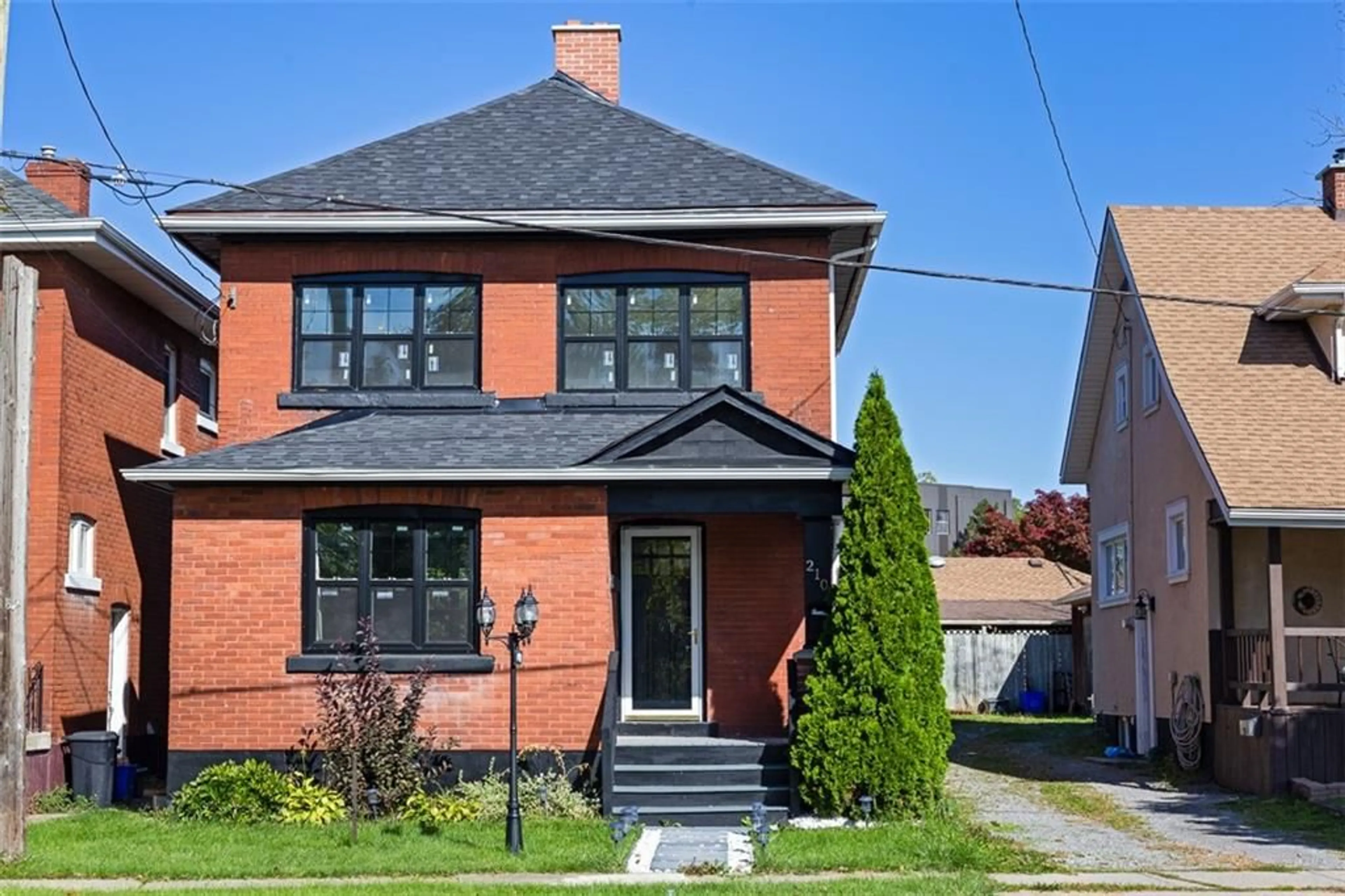 Home with brick exterior material for 210 MAPLE St, Welland Ontario L3C 5G5