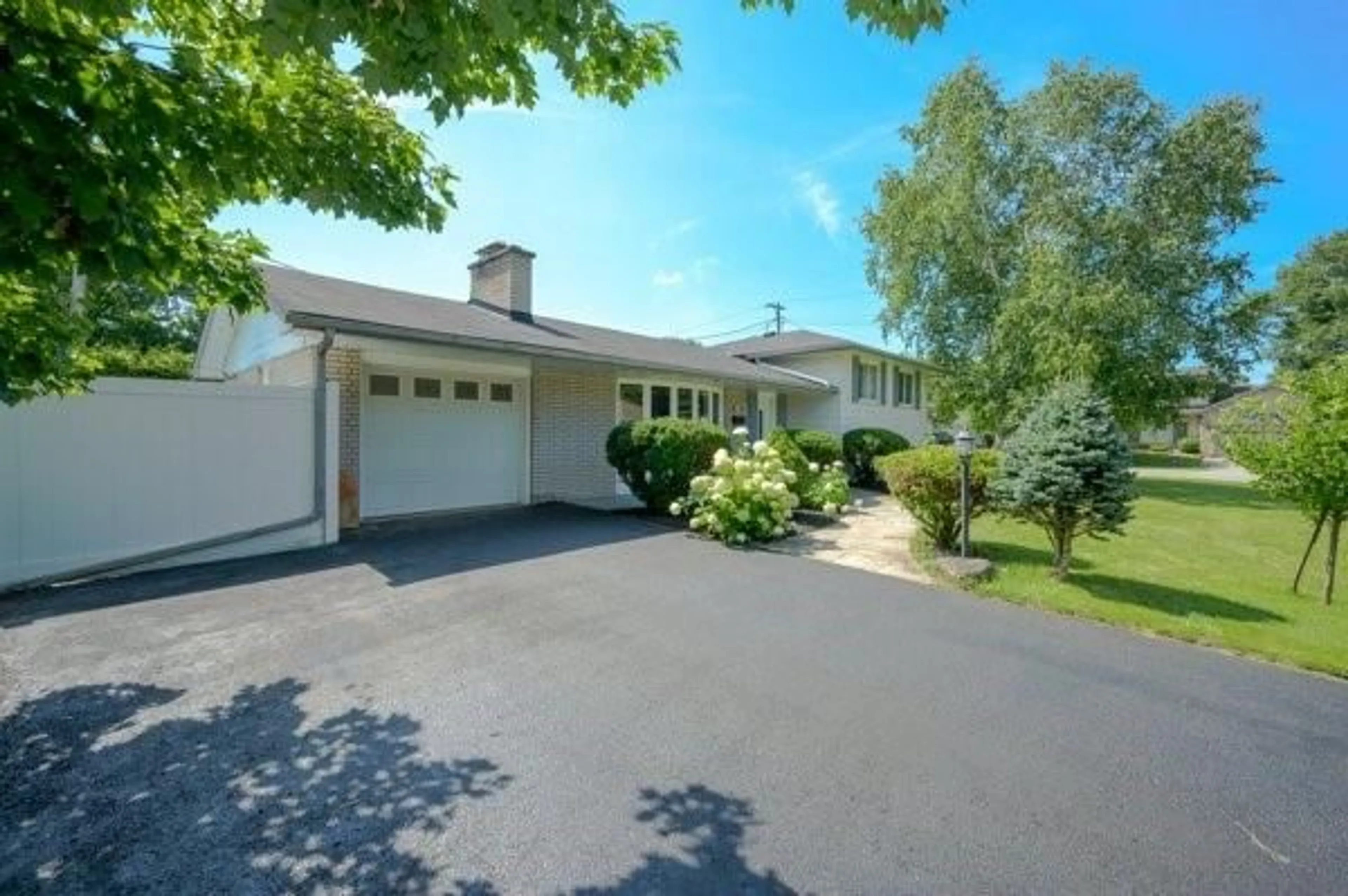 Frontside or backside of a home, cottage for 228 Plumtree Dr, Burlington Ontario L7T 2G9