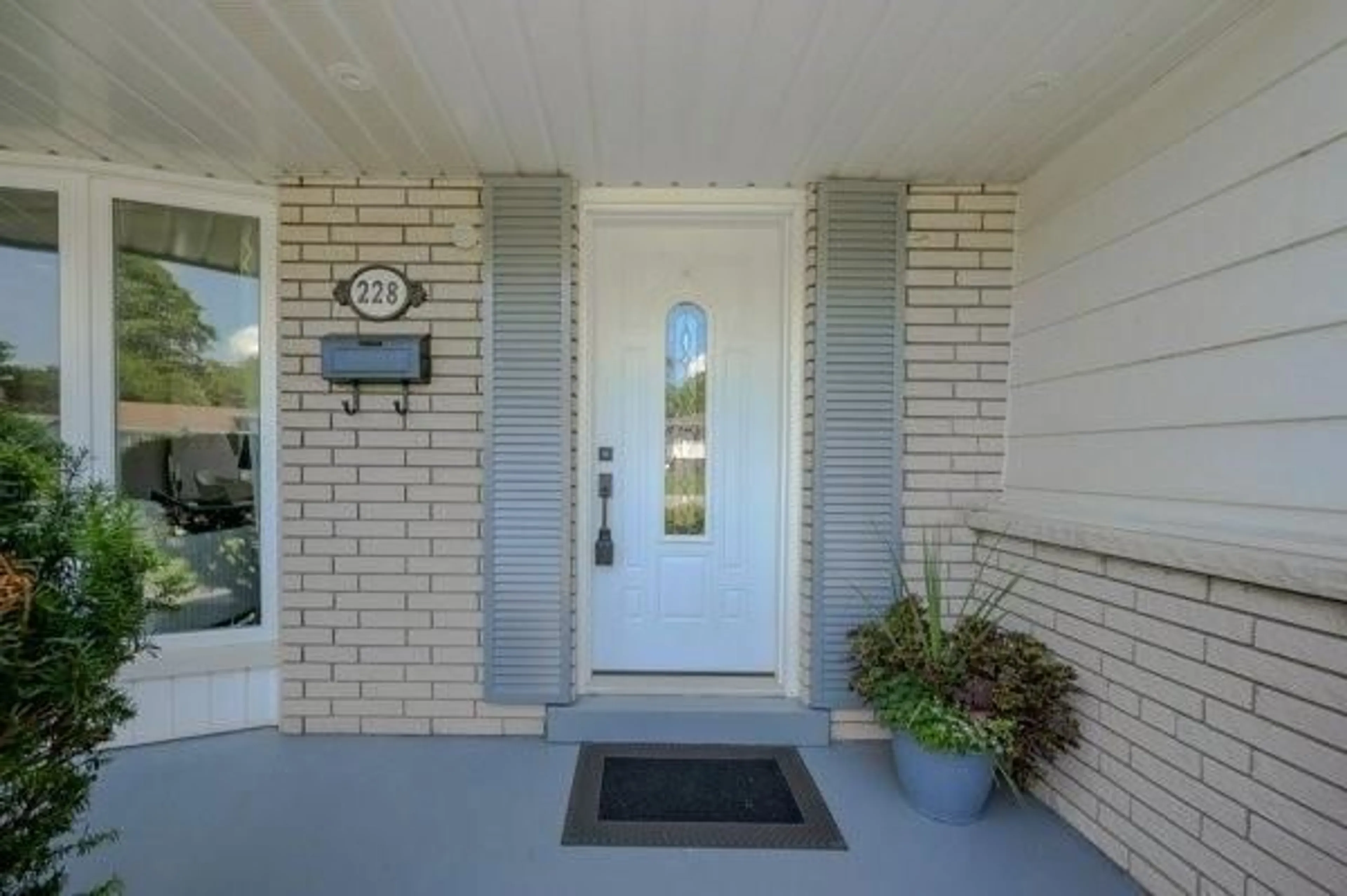 Indoor entryway, wood floors for 228 Plumtree Dr, Burlington Ontario L7T 2G9