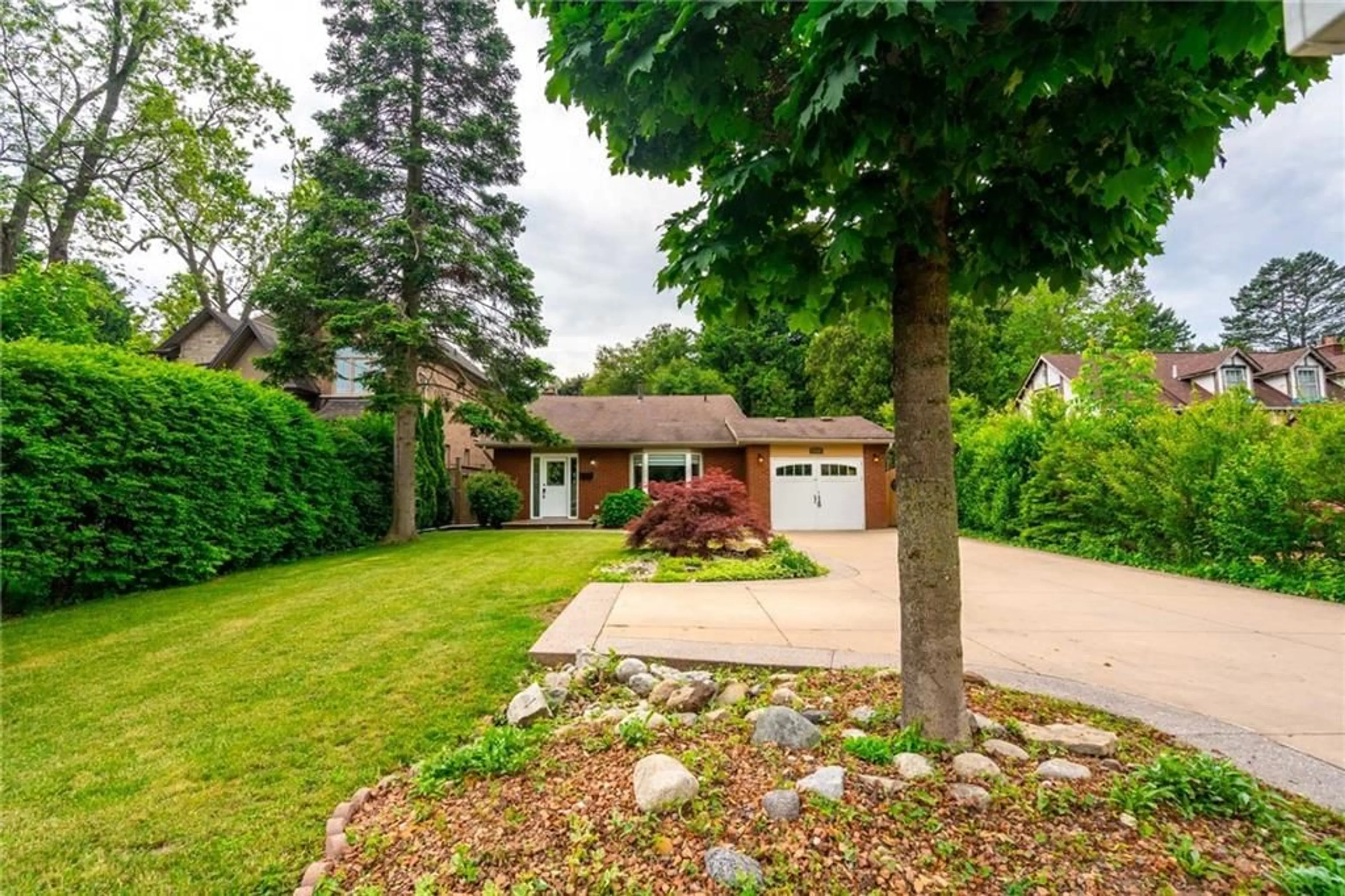 Frontside or backside of a home, cottage for 656 King Rd, Burlington Ontario L7T 3K4