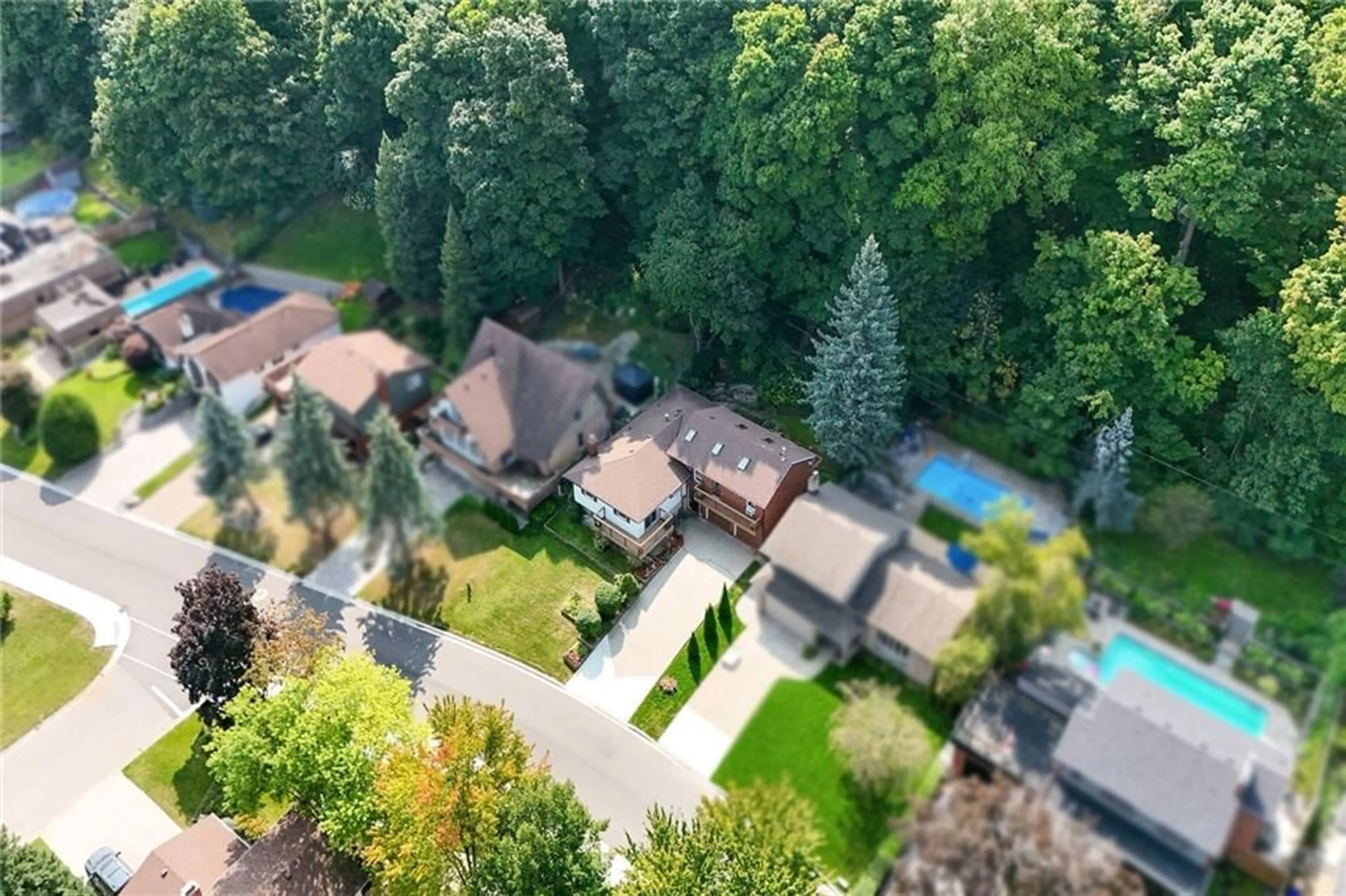 Frontside or backside of a home, the fenced backyard for 60 MAPLE Dr, Stoney Creek Ontario L8G 3C2