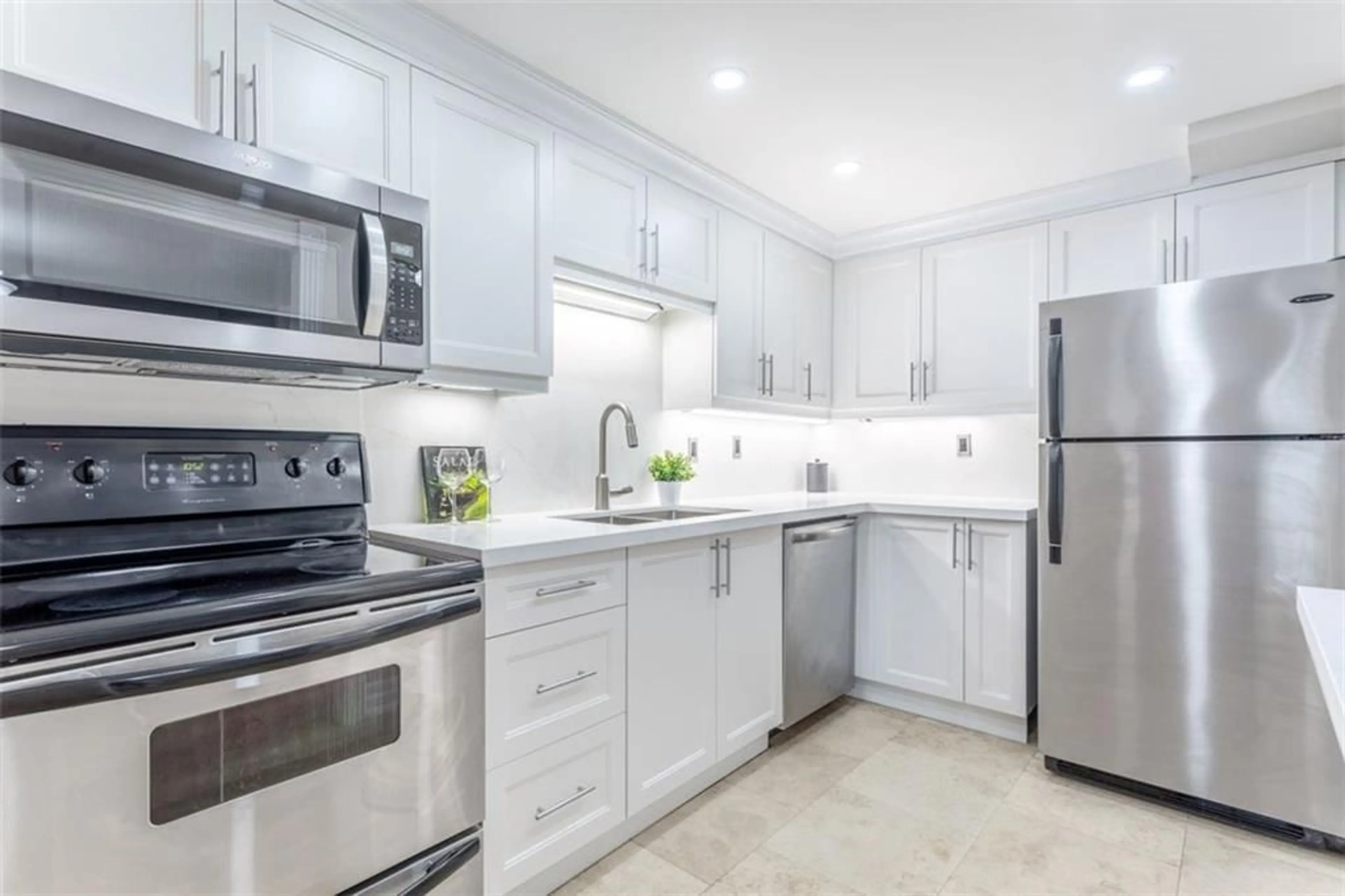 Standard kitchen, ceramic floors, cottage for 25 FAIRVIEW Rd #508, Mississauga Ontario L5B 3Y8