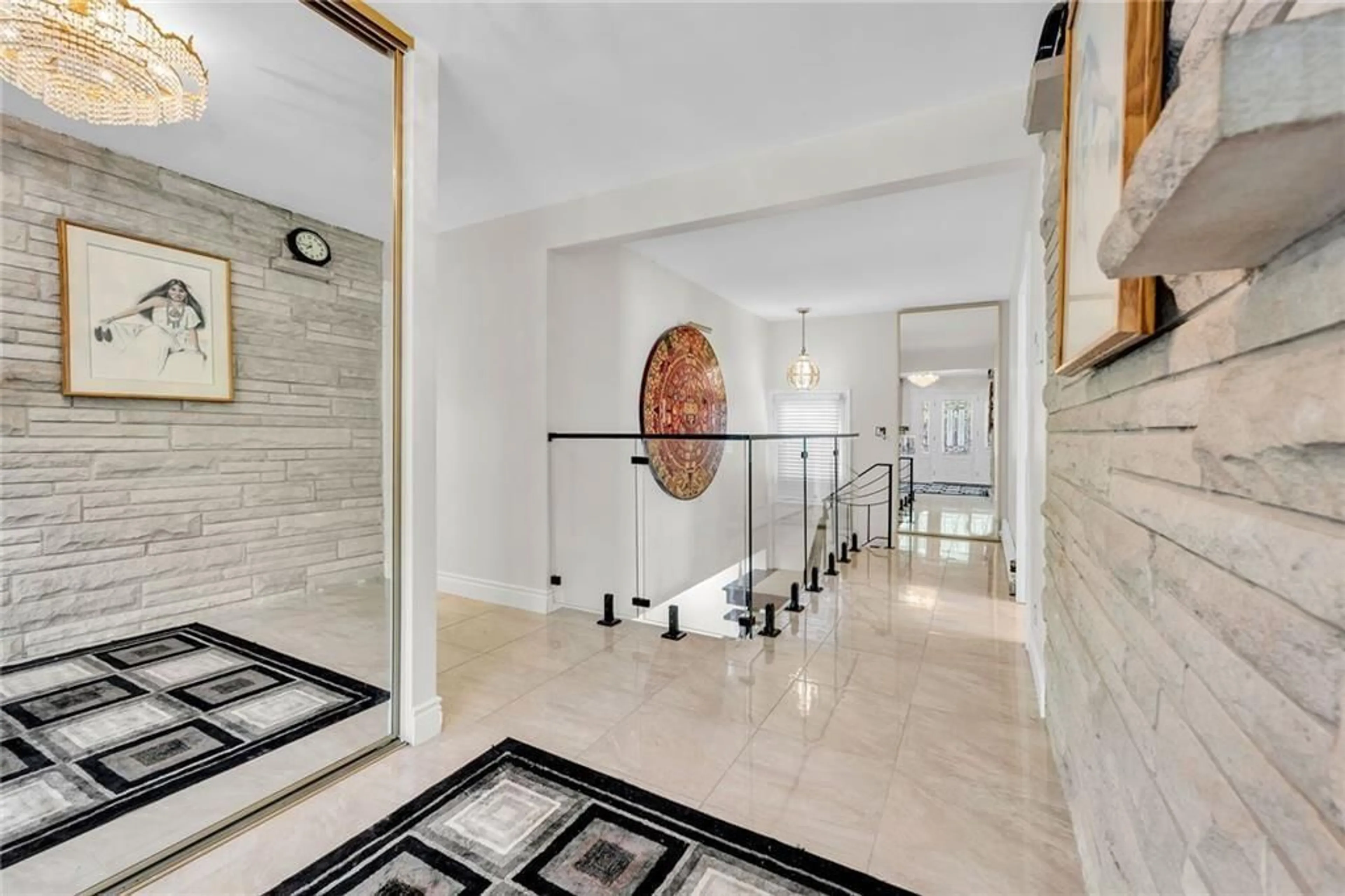 Indoor foyer, ceramic floors for 16 FREELAND Crt, Hamilton Ontario L8S 3R5