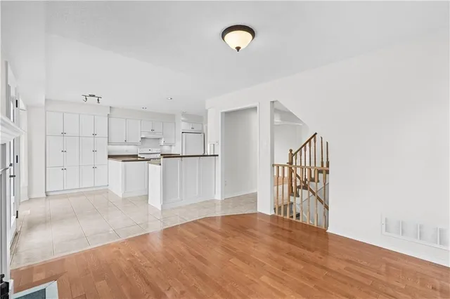 Additional property image - 80 STRATHROY Cres