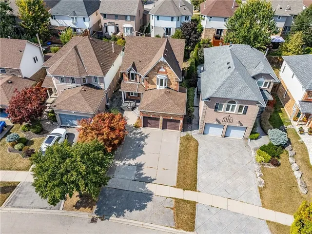 Additional property image - 80 STRATHROY Cres