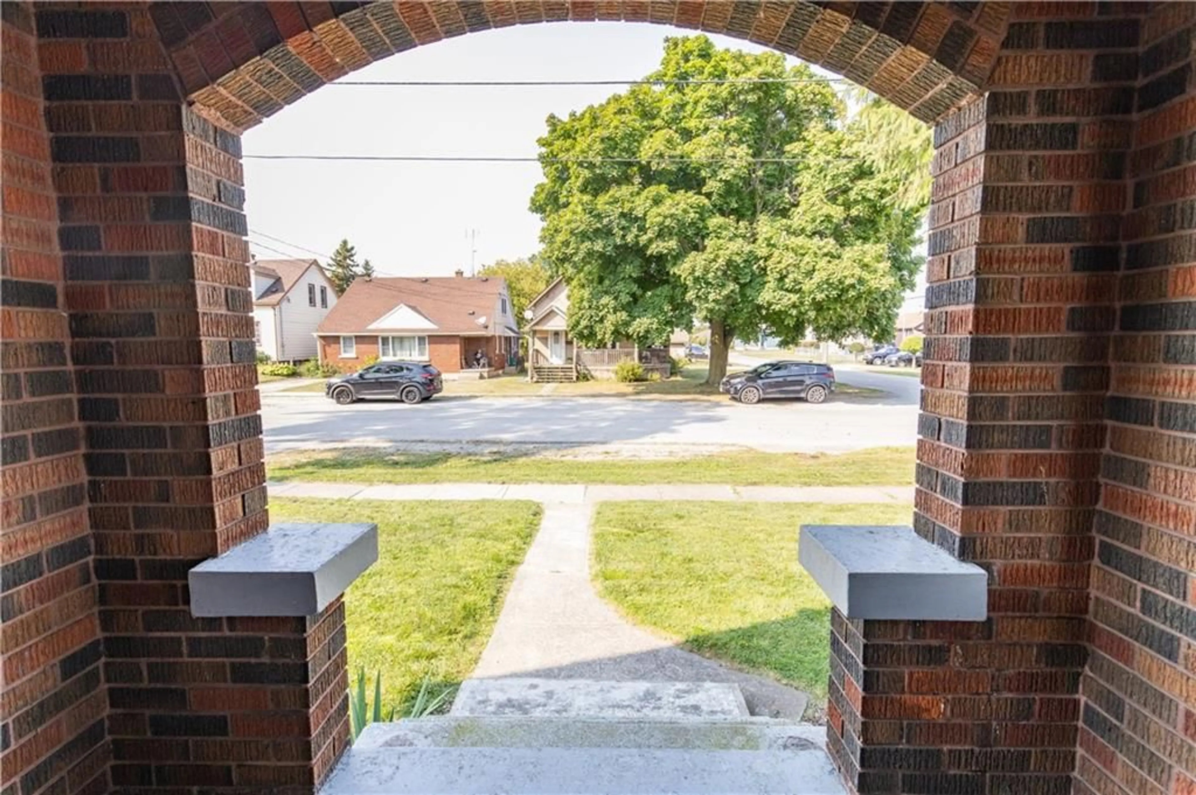 Patio, the street view for 47 CROSS St, Port Colborne Ontario L3K 1K8