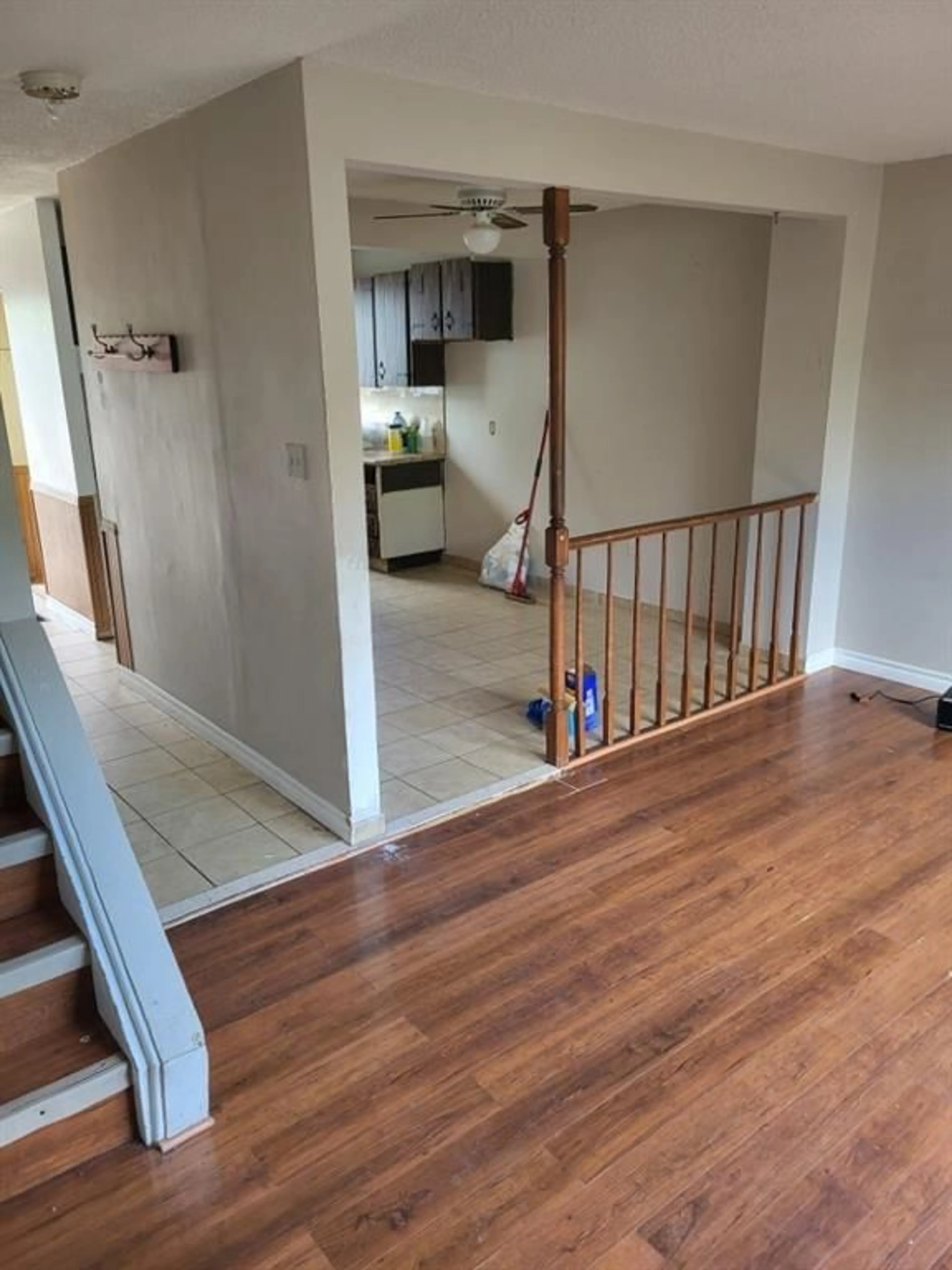 Indoor entryway, wood floors for 120 QUIGLEY Rd #19, Hamilton Ontario L8K 6L4