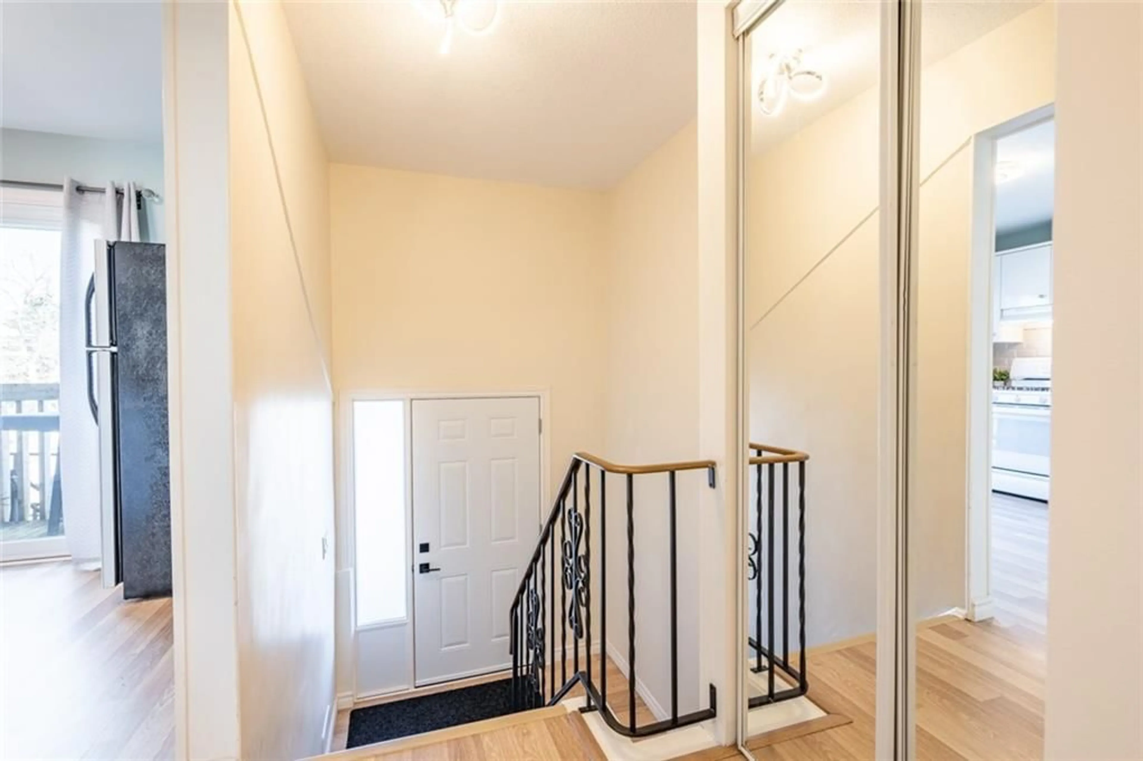 Indoor foyer, wood floors for 1115 PARAMOUNT Dr #103, Stoney Creek Ontario L8J 1P6