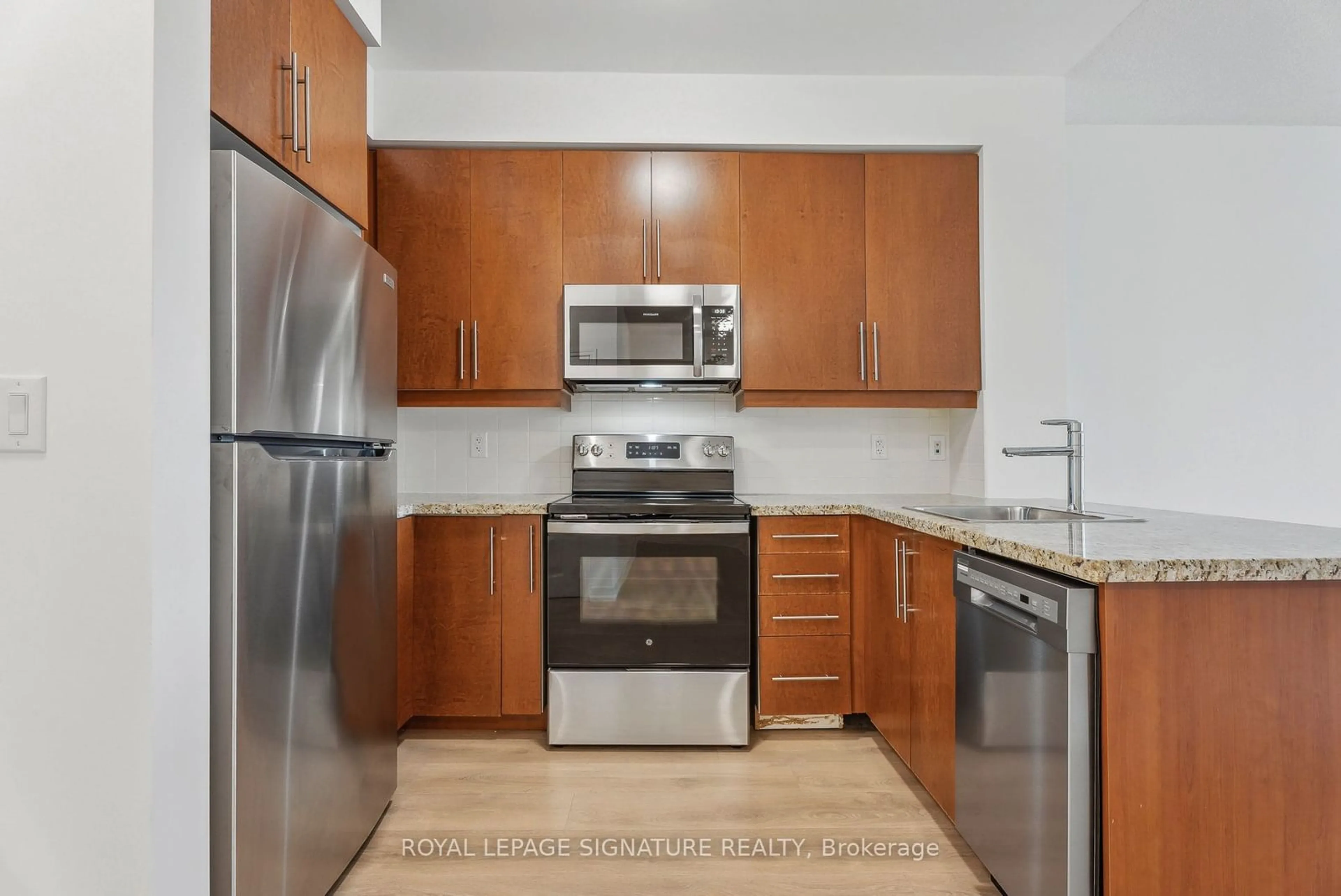 Standard kitchen for 2885 Bayview Ave #214, Toronto Ontario M2K 0A3