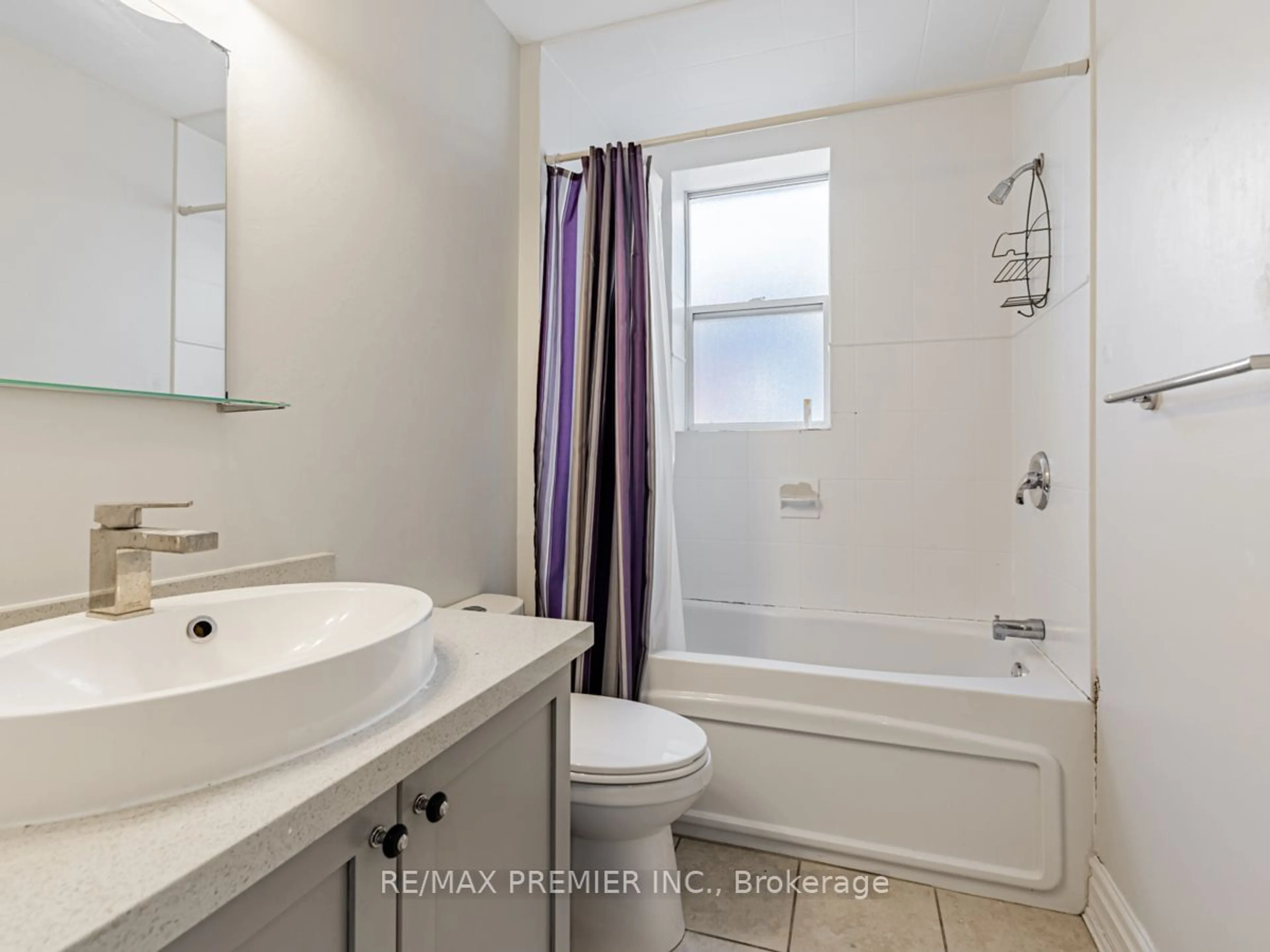 Standard bathroom for 10 St Annes Rd, Toronto Ontario M6J 2C1