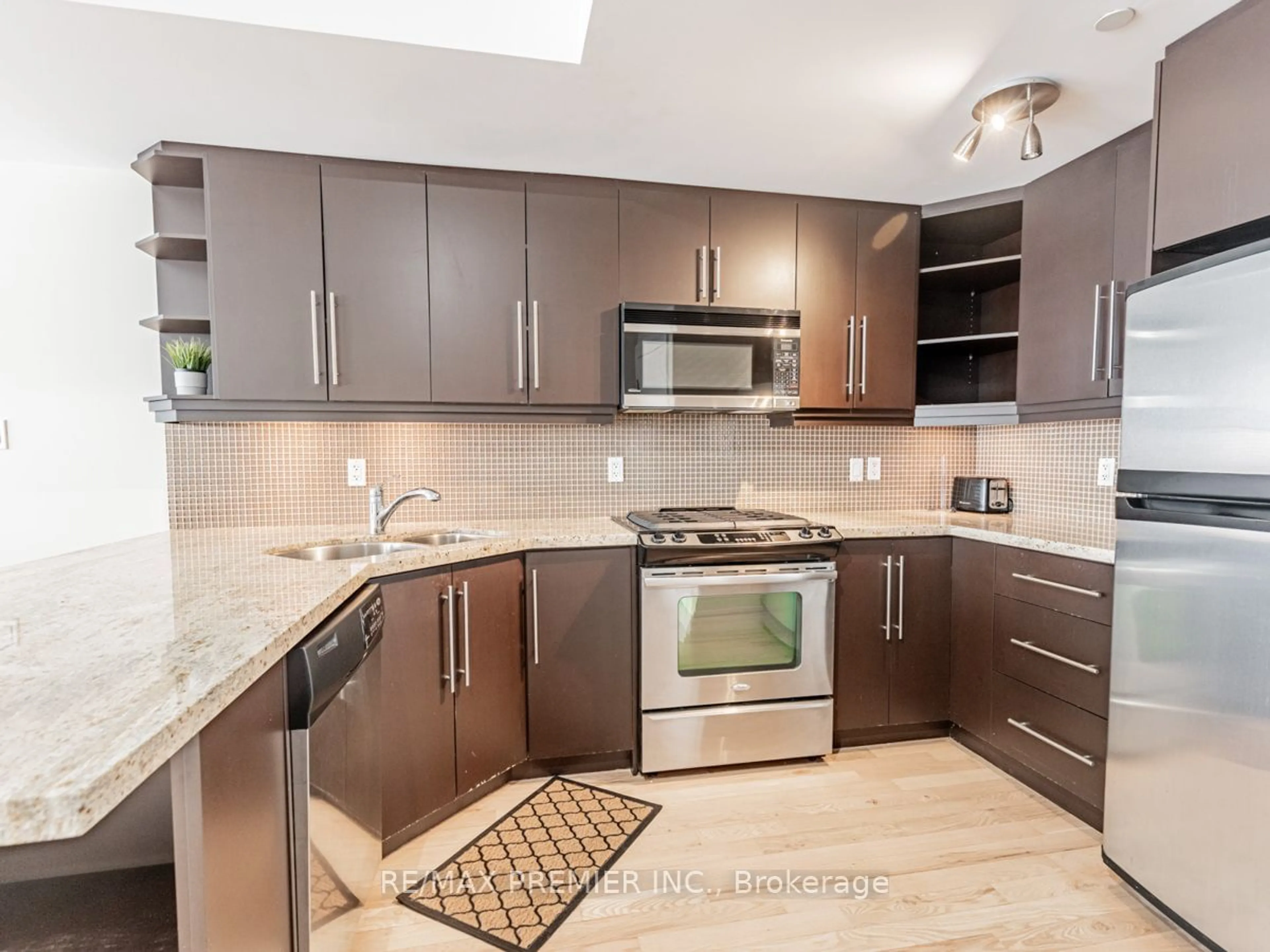 Open concept kitchen for 473 Dupont St #5, Toronto Ontario M6G 1Y6