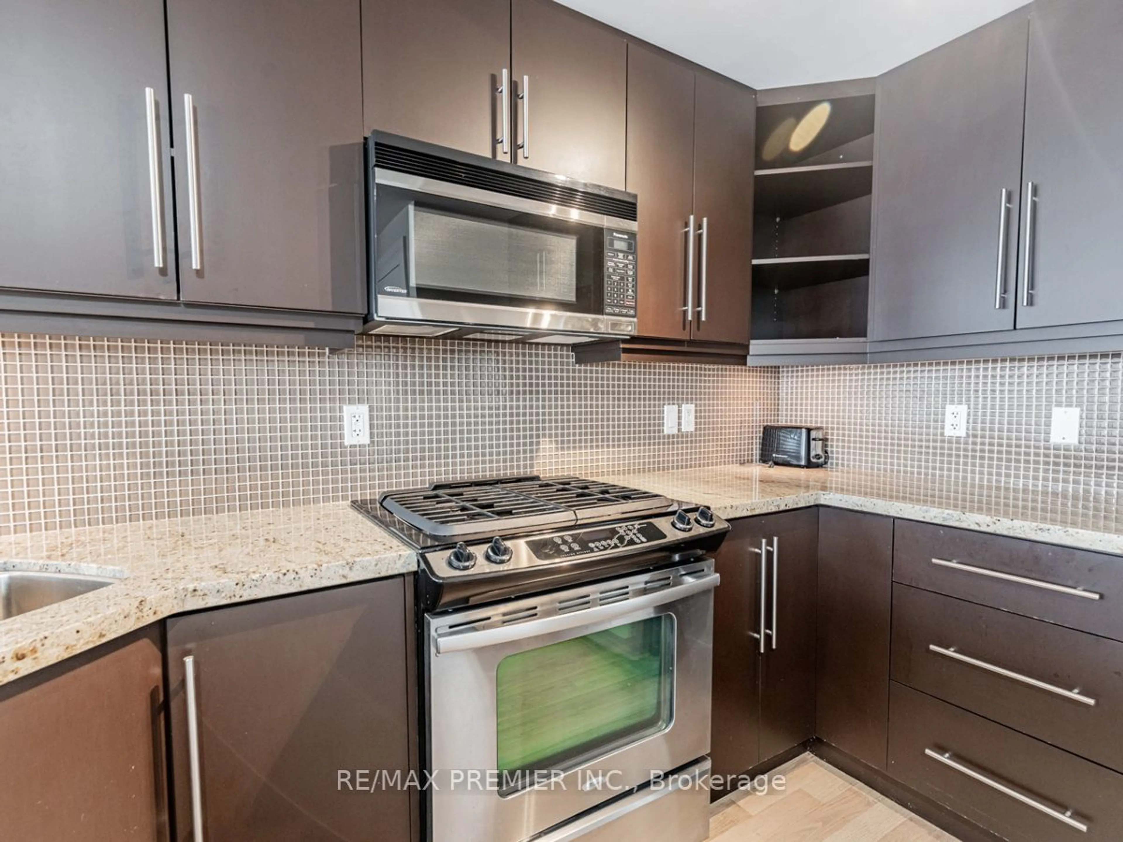 Standard kitchen for 473 Dupont St #5, Toronto Ontario M6G 1Y6