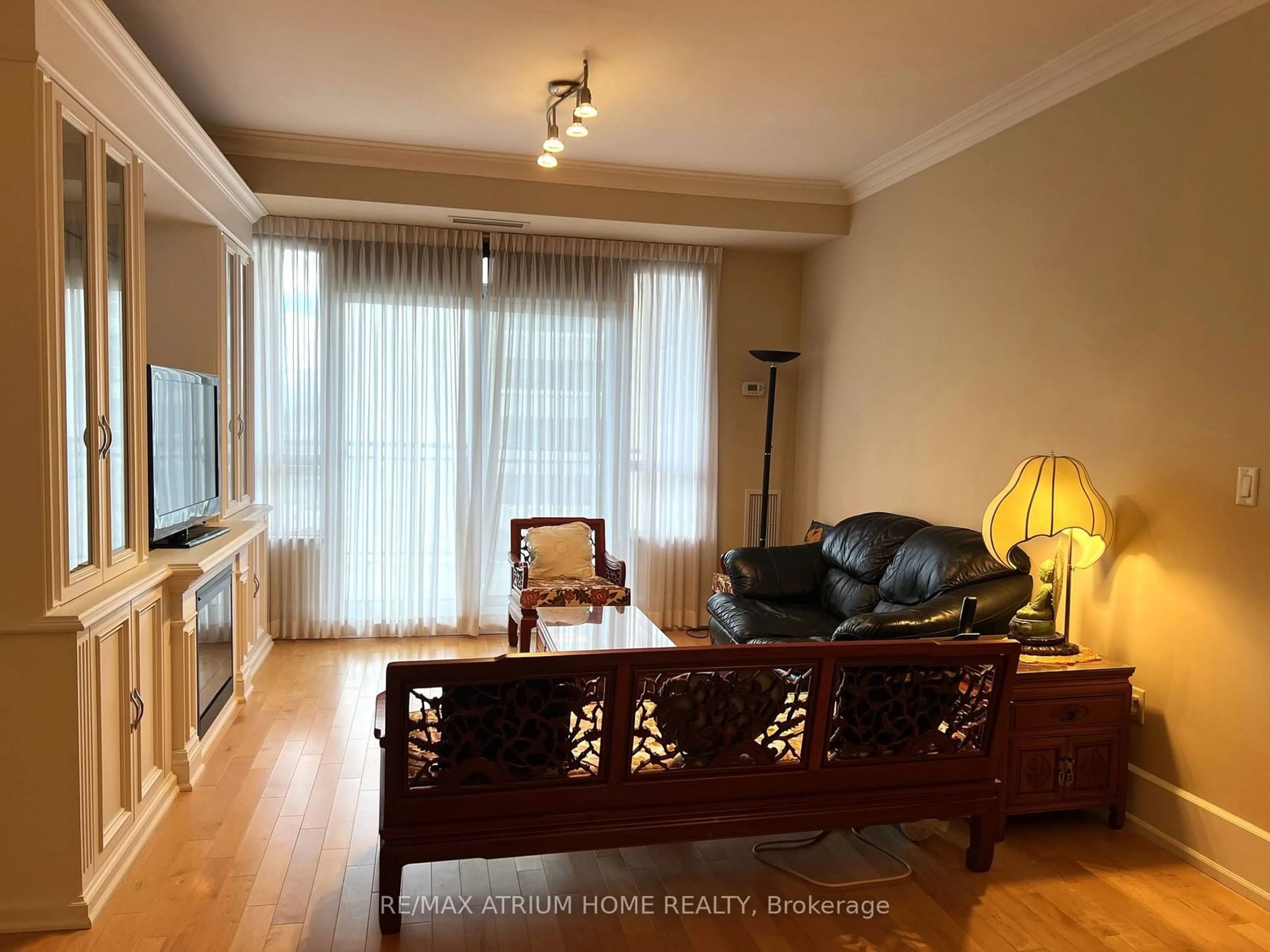 Living room, wood floors for 662 Sheppard Ave #1705, Toronto Ontario M2K 3E6