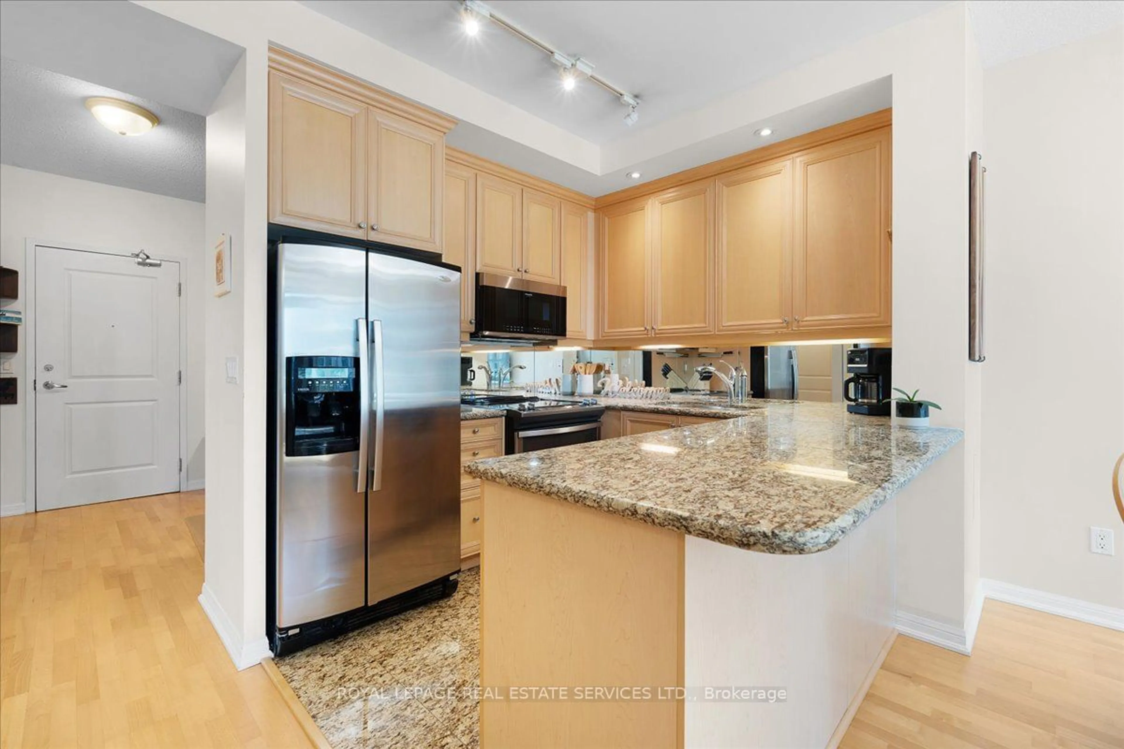 Contemporary kitchen, wood floors for 628 Fleet St #327, Toronto Ontario M5V 1A8