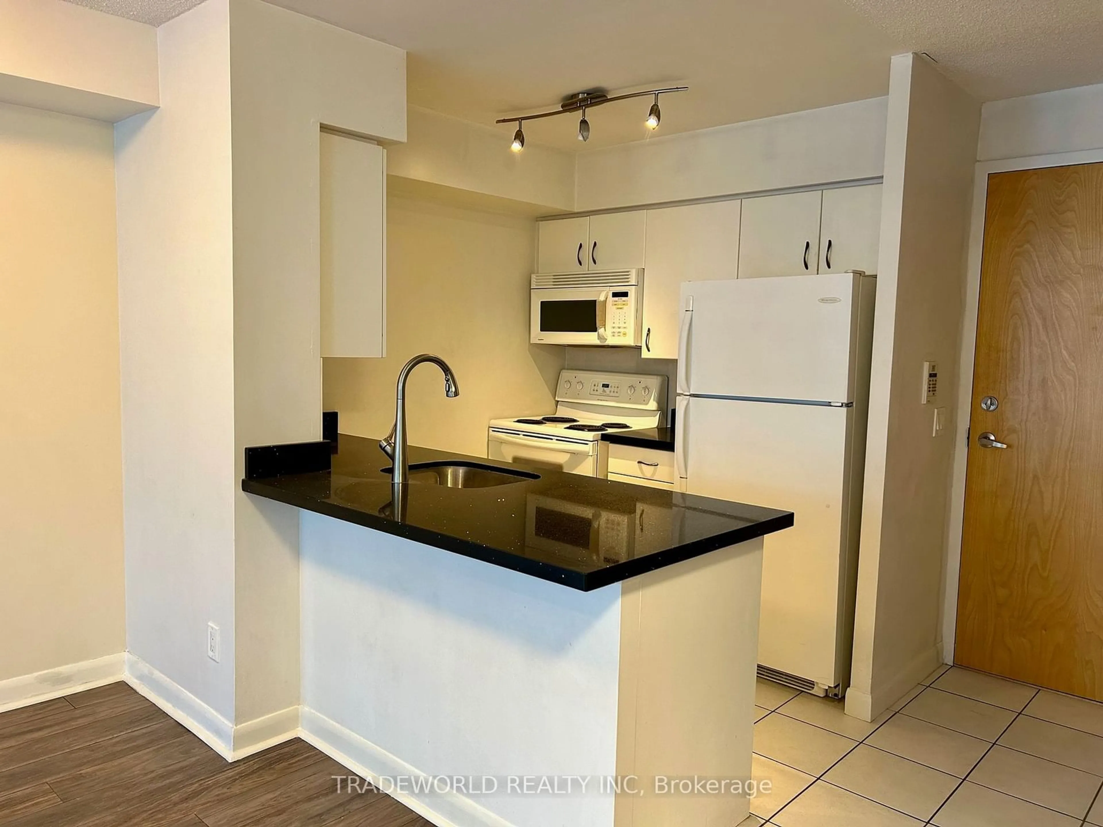 Standard kitchen for 4978 Yonge St #3110, Toronto Ontario M2N 7G8