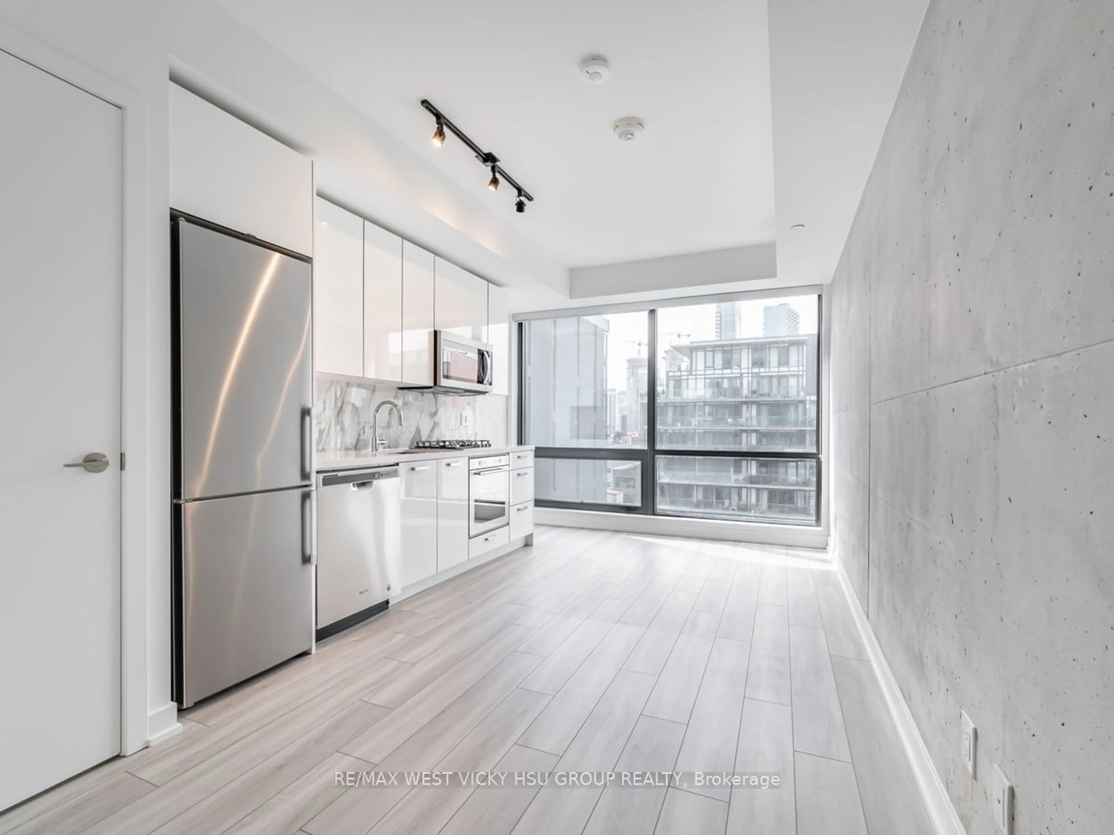 Open concept kitchen for 458 Richmond St #806, Toronto Ontario M5V 0S9