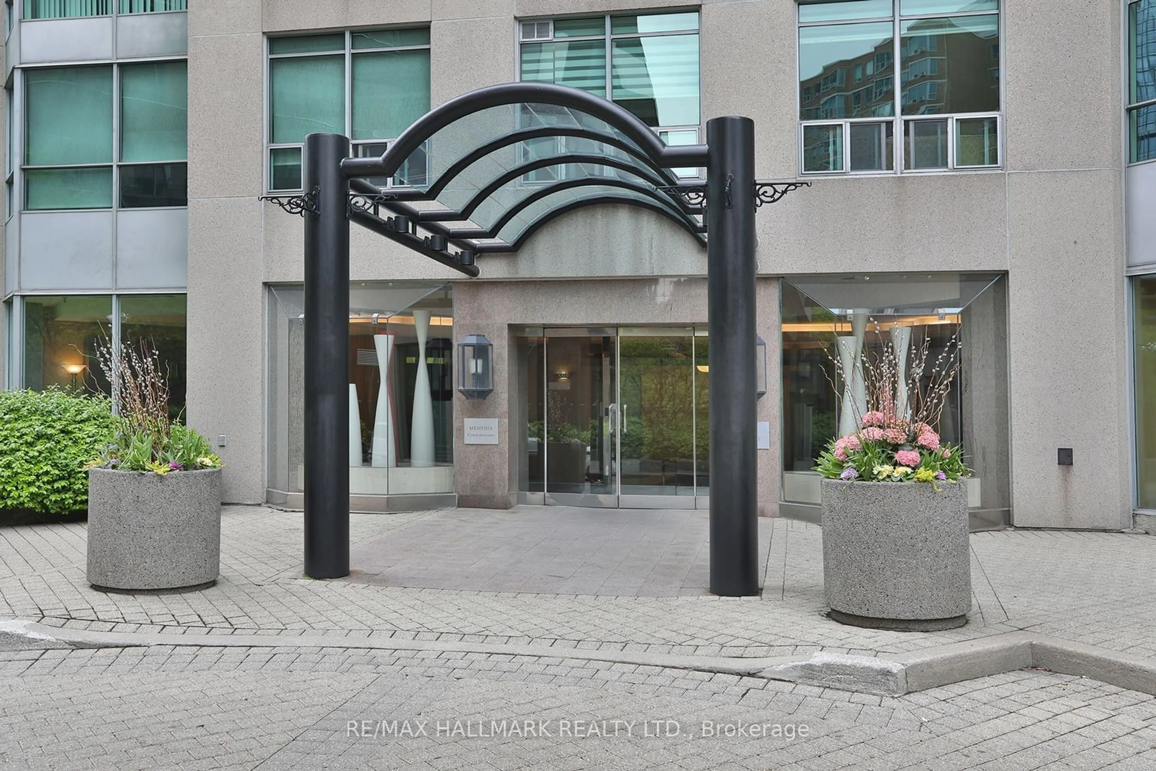 Indoor foyer for 942 Yonge St #409, Toronto Ontario M4W 3S8