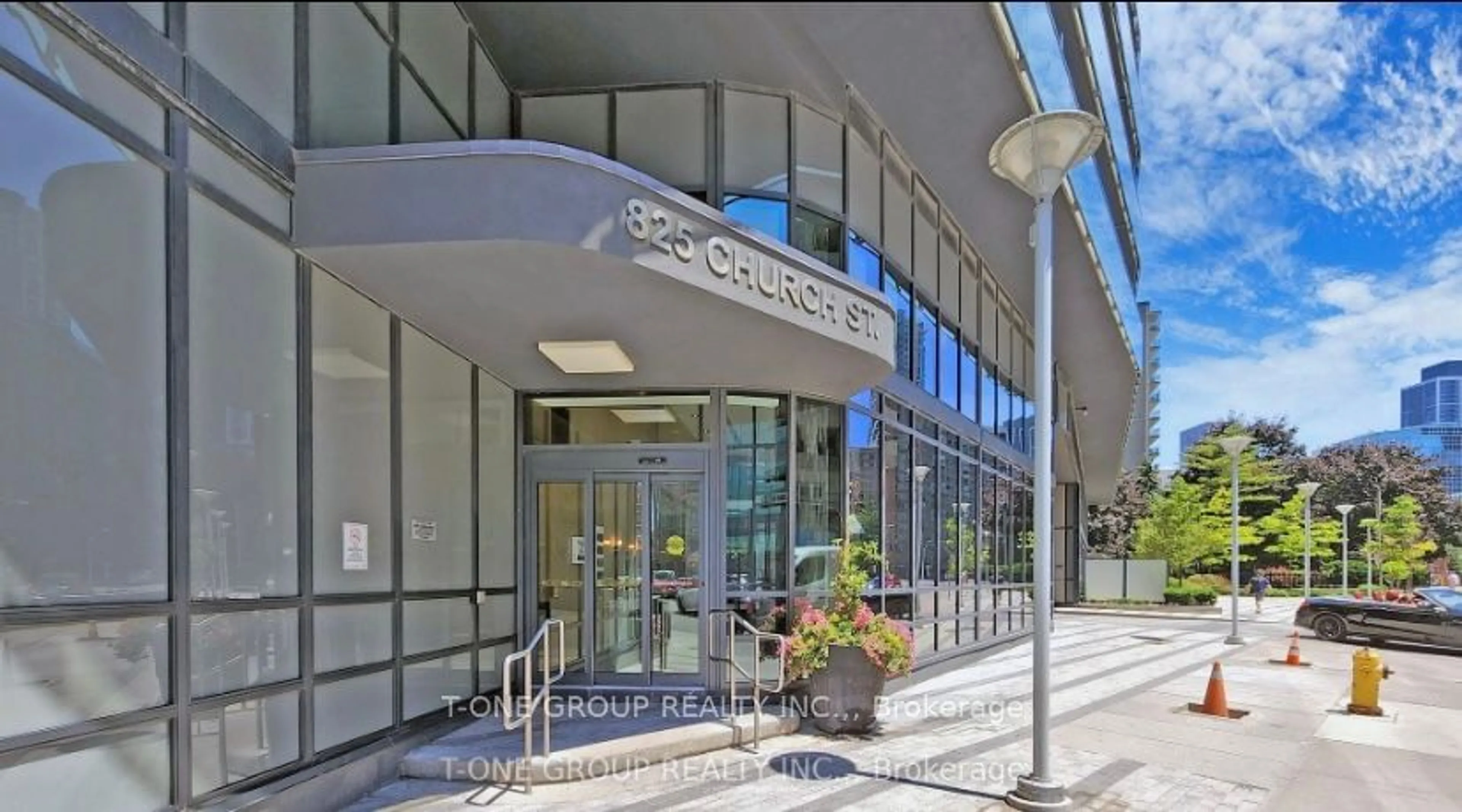 Indoor foyer for 825 Church St #1505, Toronto Ontario M4W 3Z4