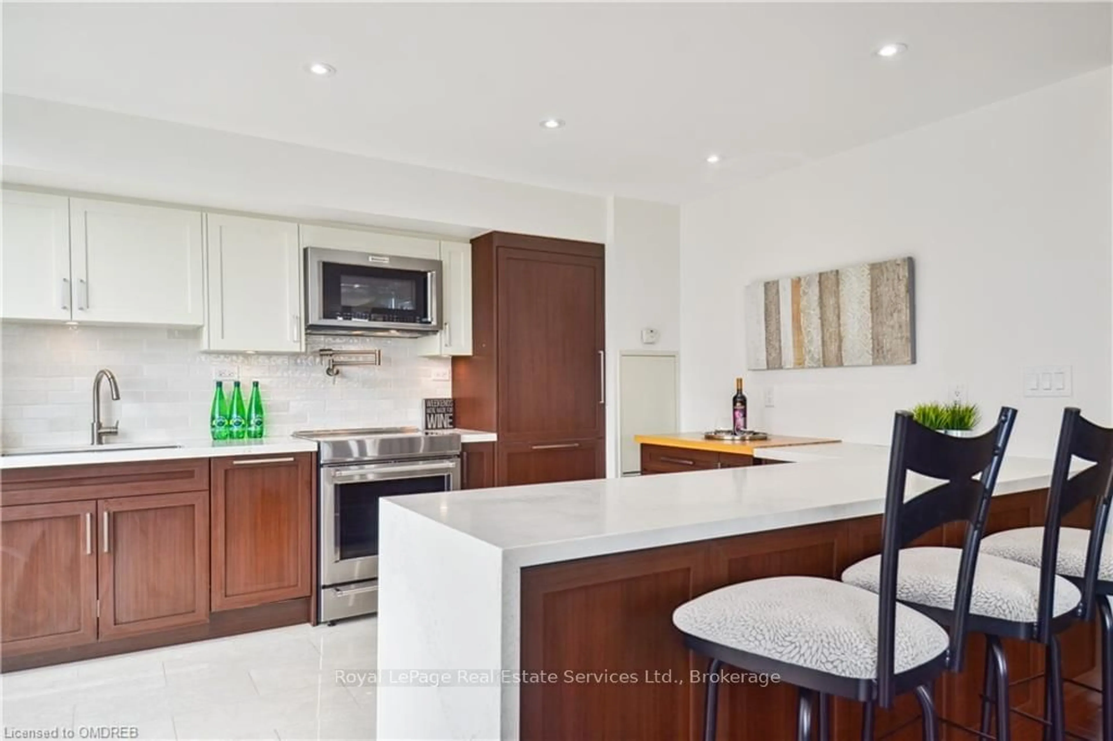 Open concept kitchen for 8 TELEGRAM Mews #832, Toronto Ontario M5V 3Z5