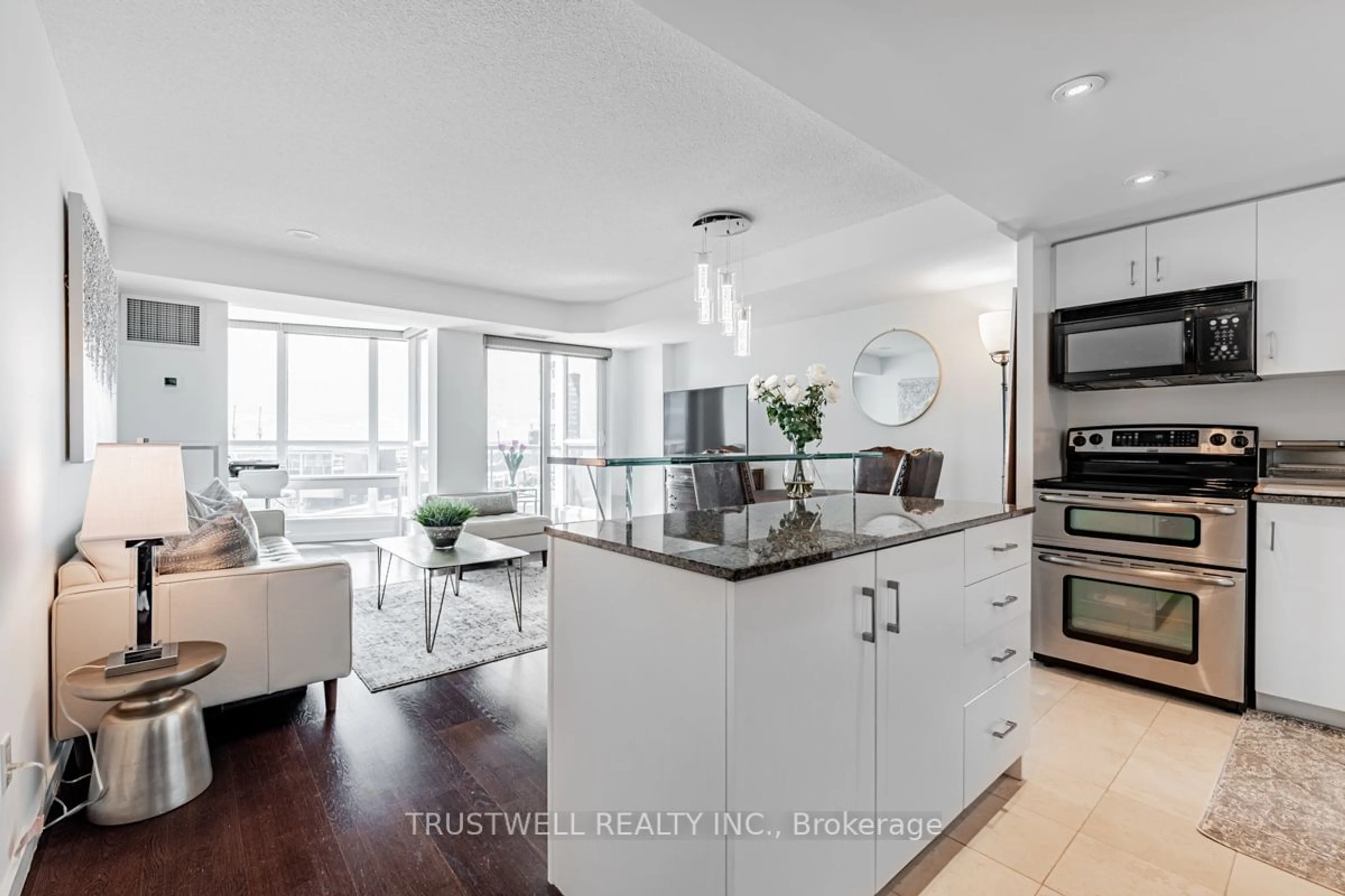 Open concept kitchen for 208 Queens Quay #511, Toronto Ontario M5J 2Y5