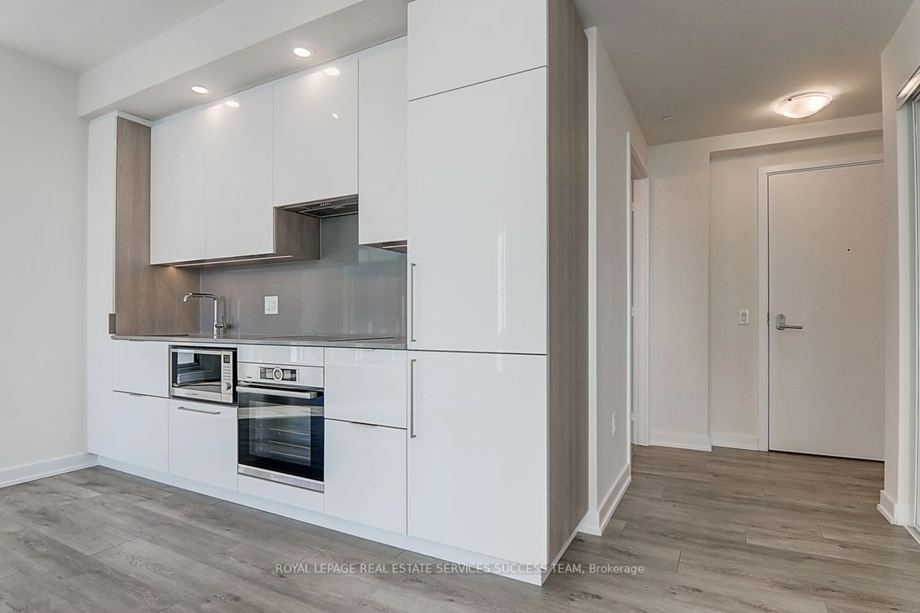 Open concept kitchen for 28 Freeland St #4404, Toronto Ontario M5E 1L7