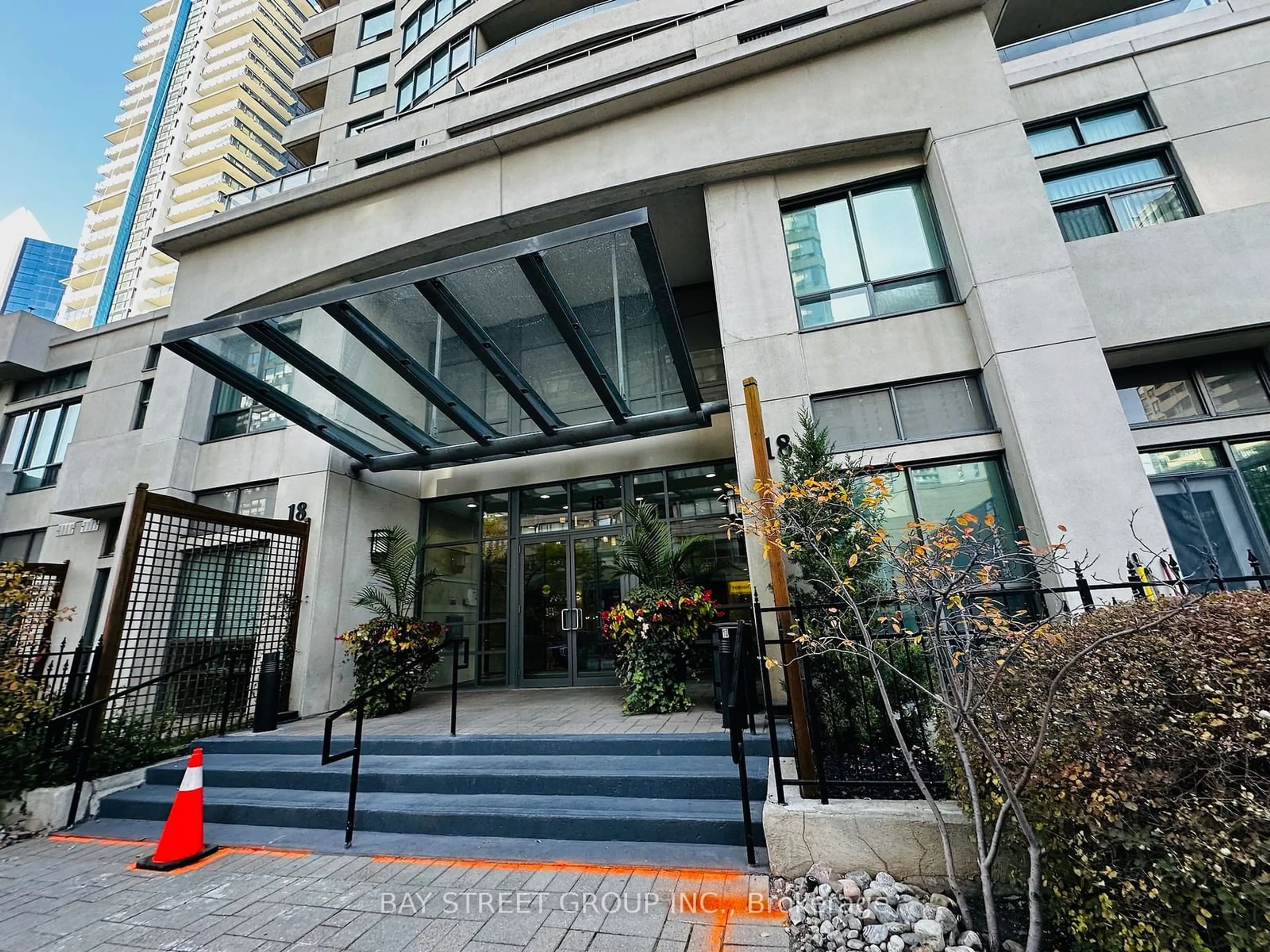 Indoor foyer for 18 Spring Garden Ave #1909, Toronto Ontario M2N 7M2