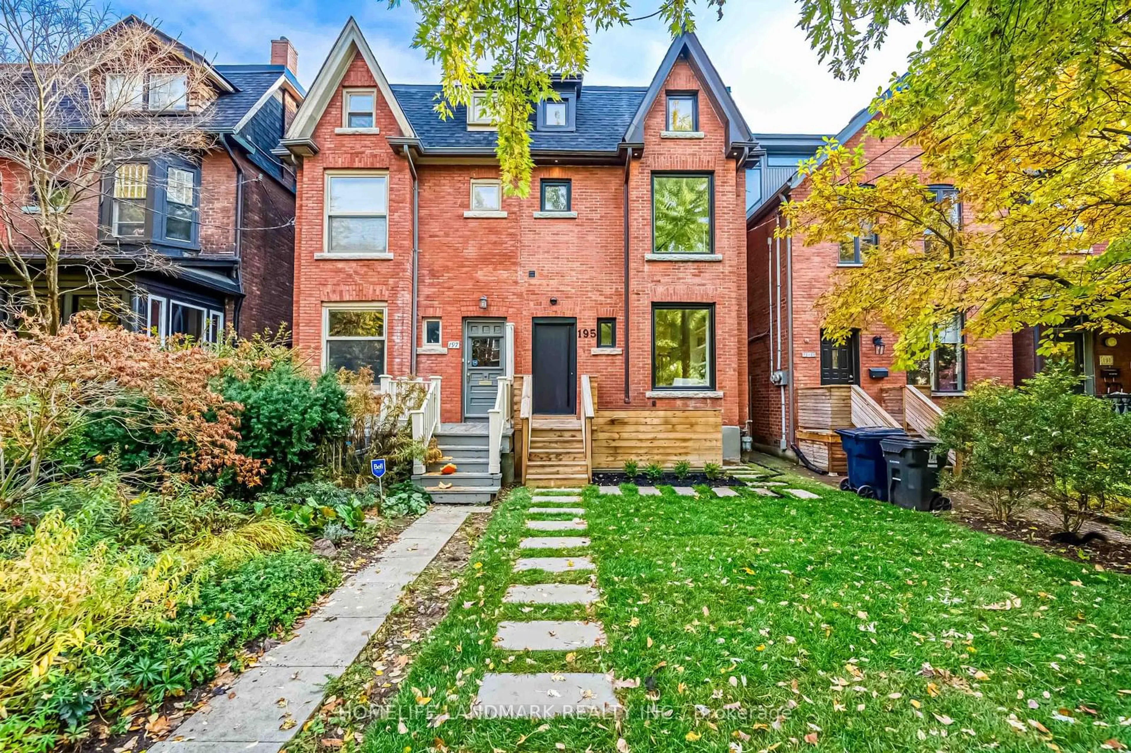 Home with brick exterior material for 195 Albany Ave, Toronto Ontario M5R 3C7