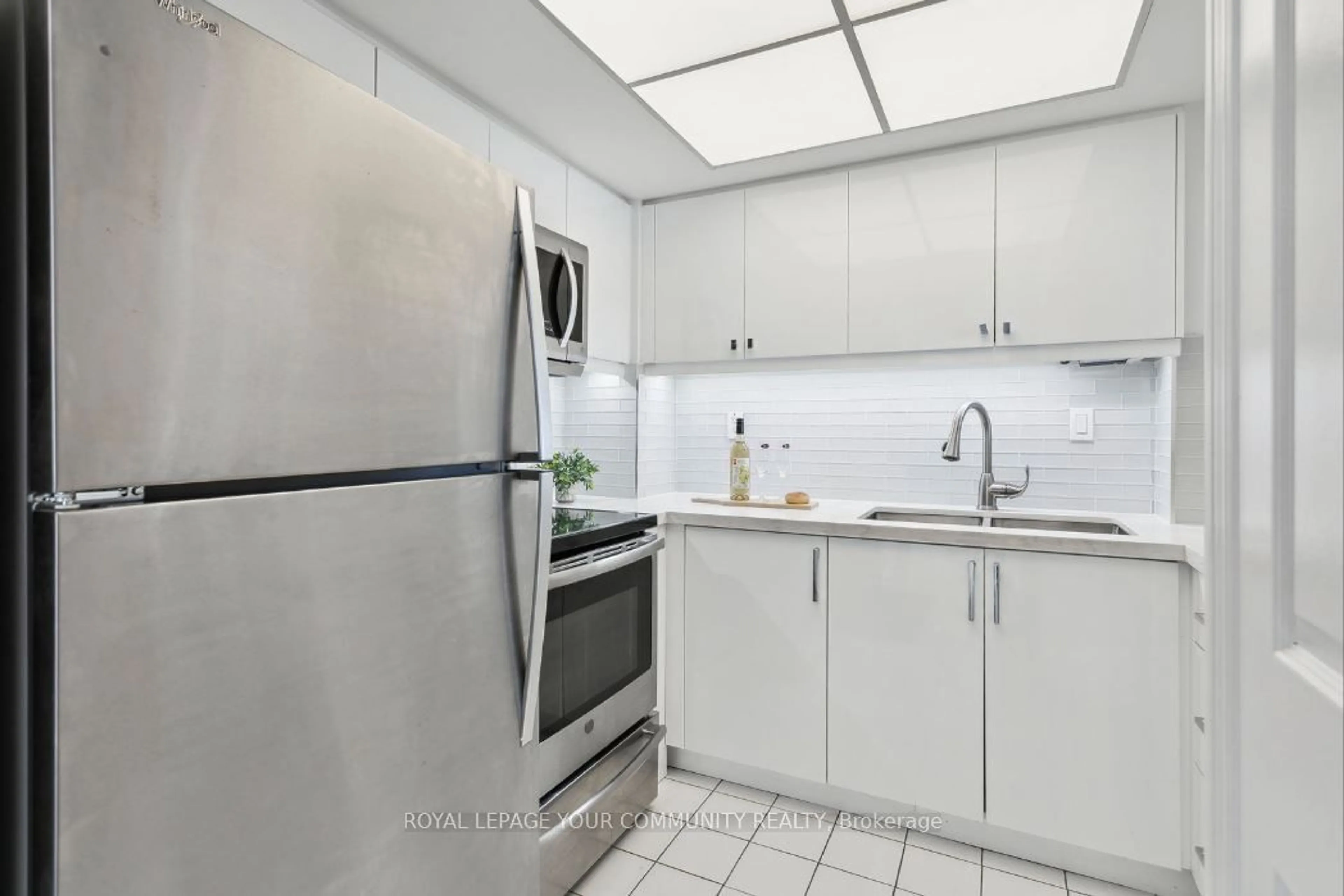 Standard kitchen, ceramic floors for 7 Broadway Ave #605, Toronto Ontario M4P 3C5