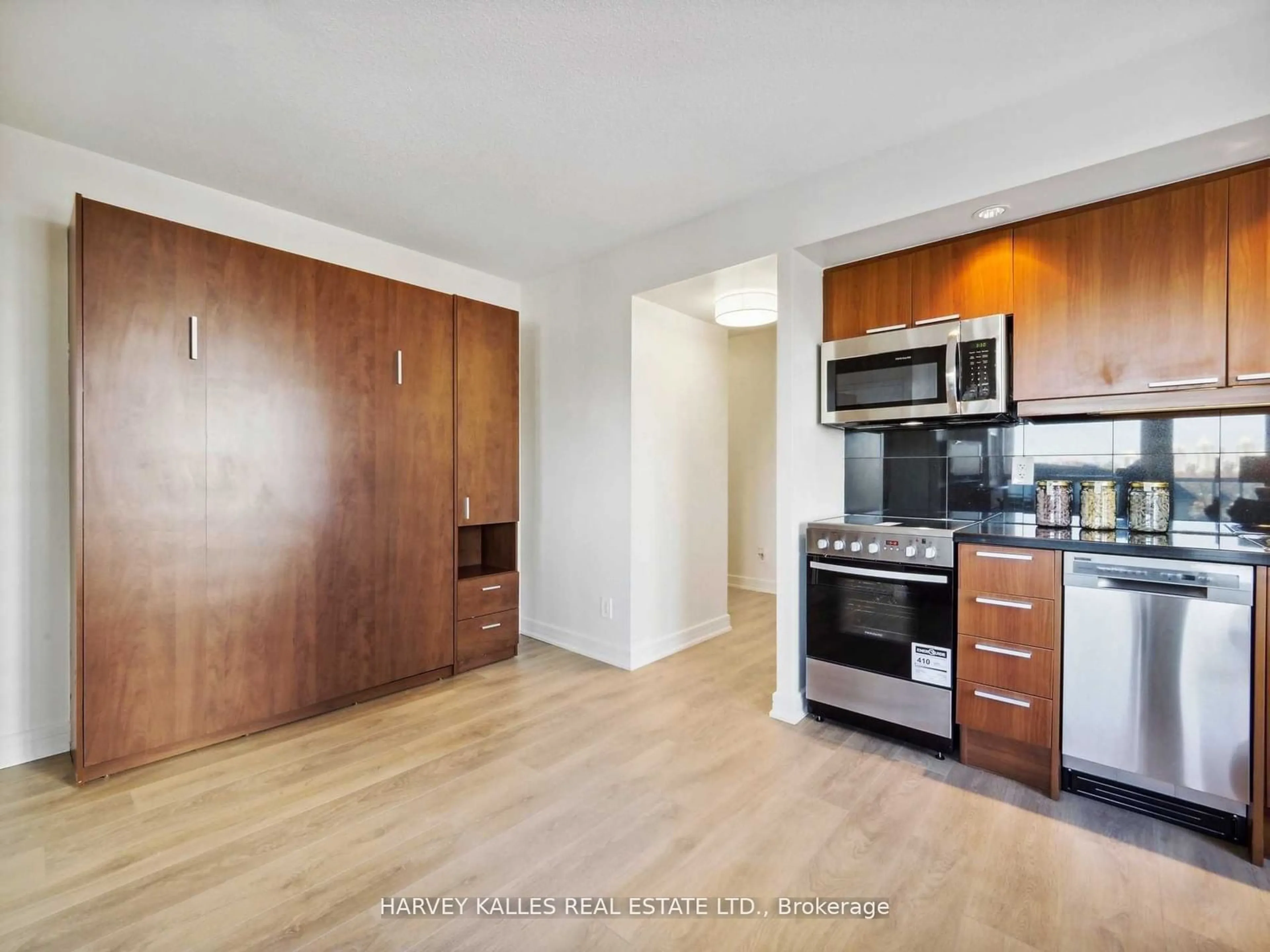 Standard kitchen, wood floors for 19 Avondale Ave #409, Toronto Ontario M2N 0A6