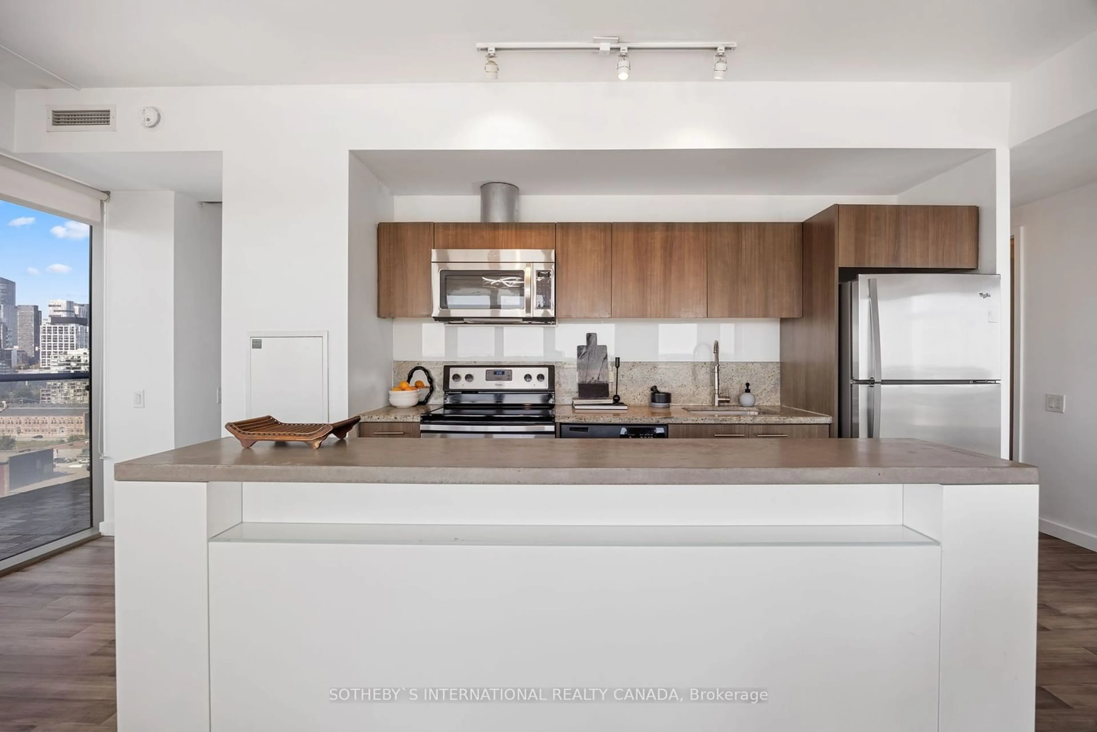 Open concept kitchen for 70 Distillery Lane #1508, Toronto Ontario M5A 0E3