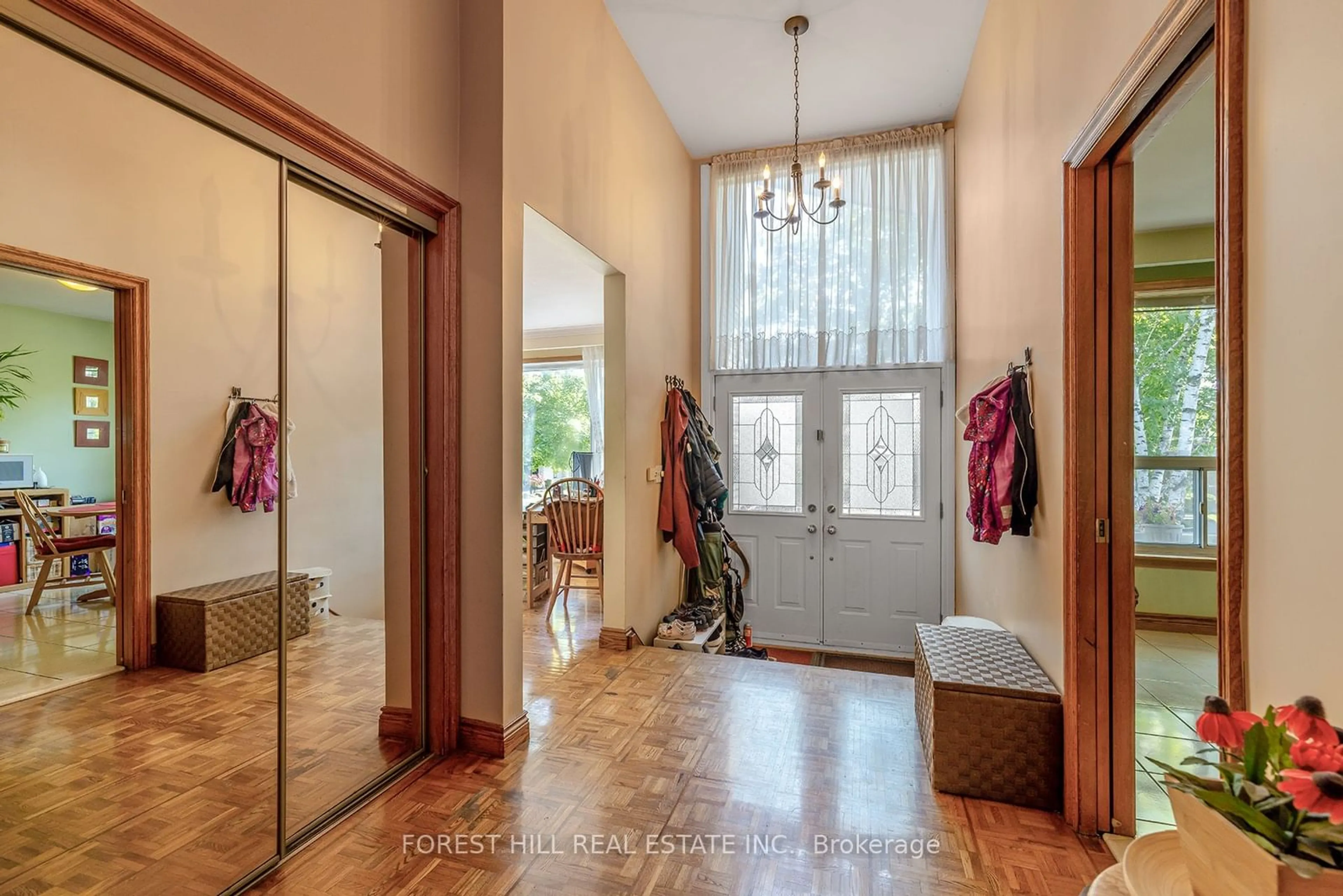 Indoor entryway, wood floors for 72 Charlton Blvd, Toronto Ontario M2M 1B9