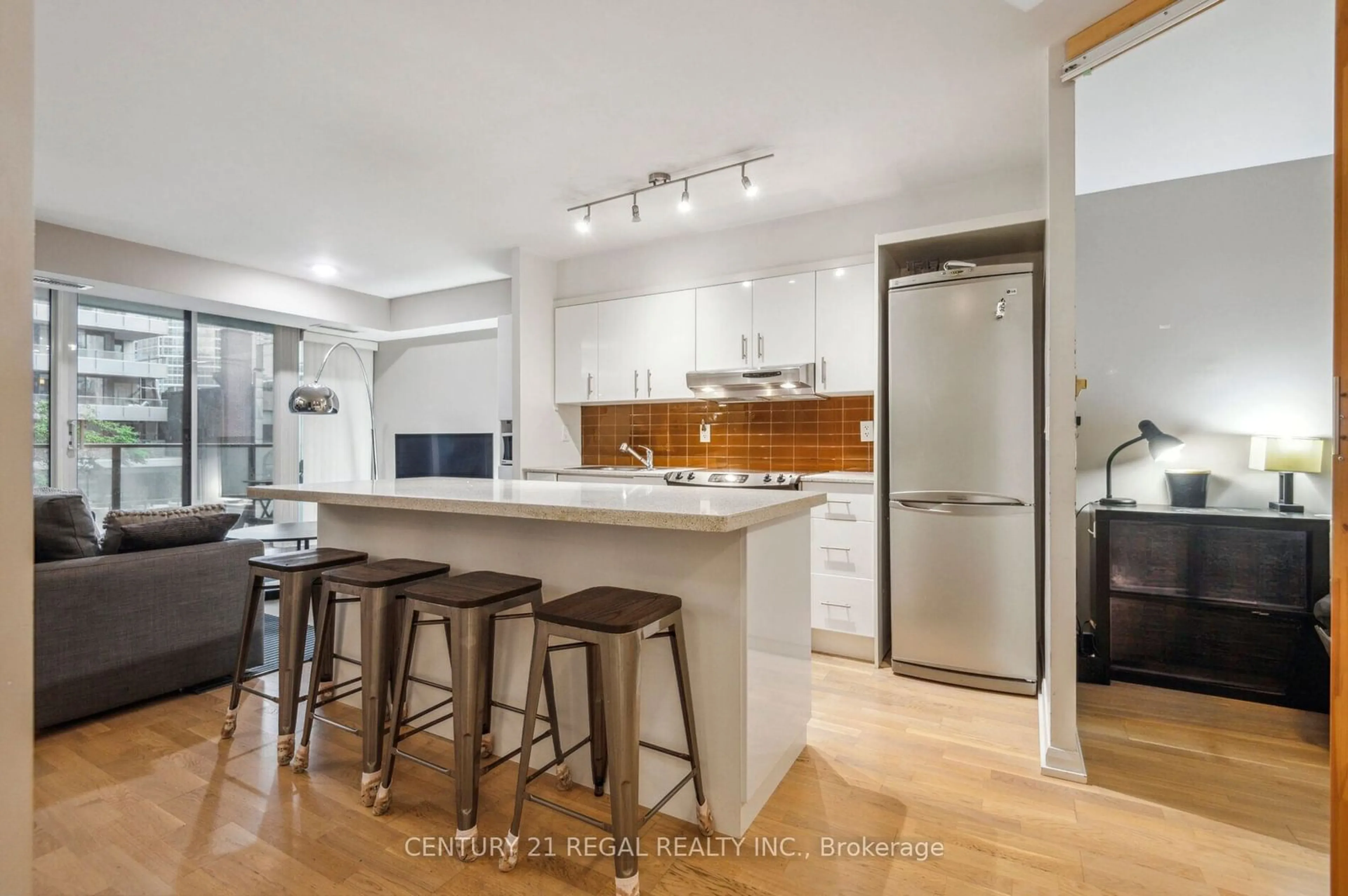 Open concept kitchen for 111 Elizabeth St #501, Toronto Ontario M5G 1P7