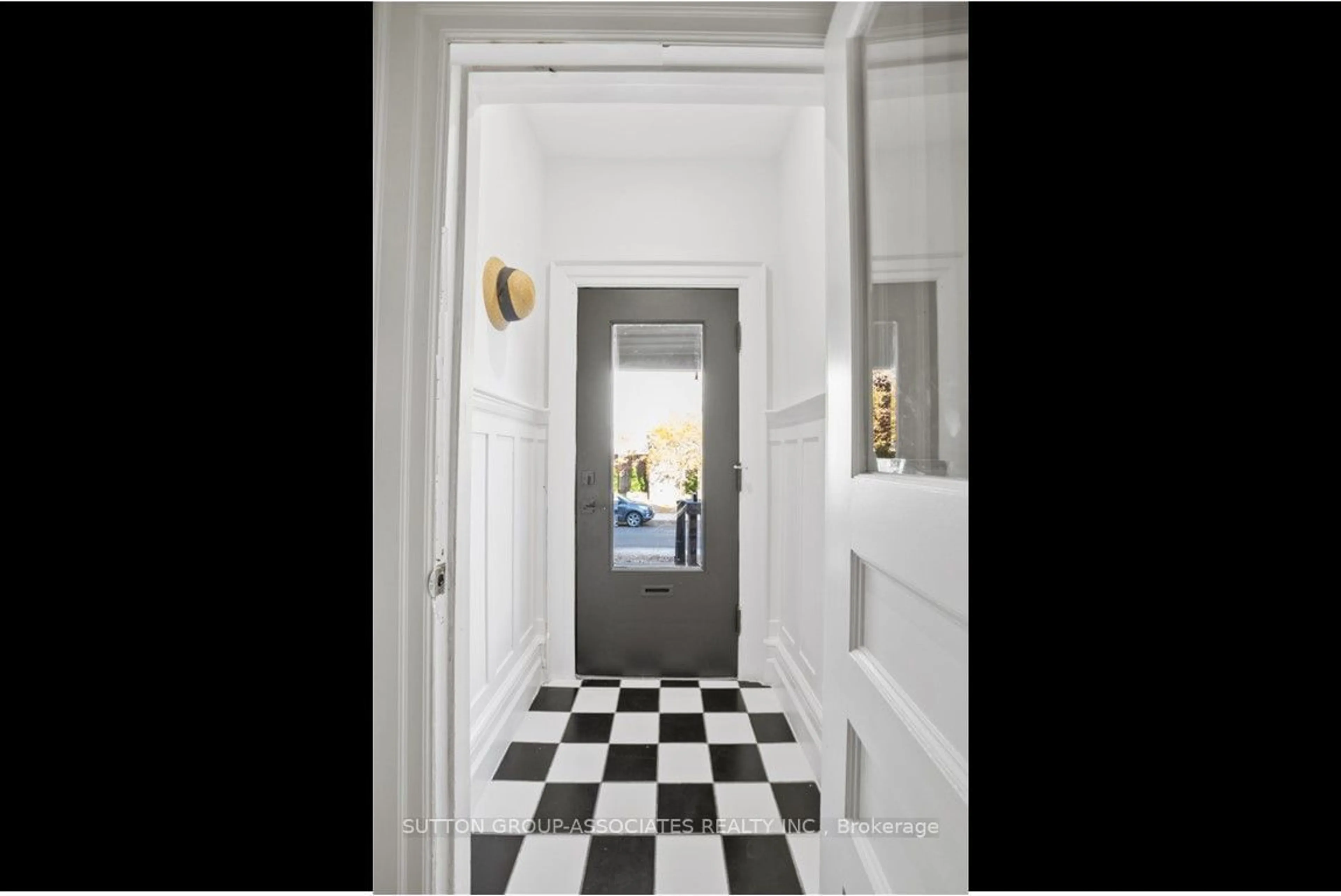 Indoor foyer, ceramic floors for 104 Albany Ave, Toronto Ontario M5R 3C4