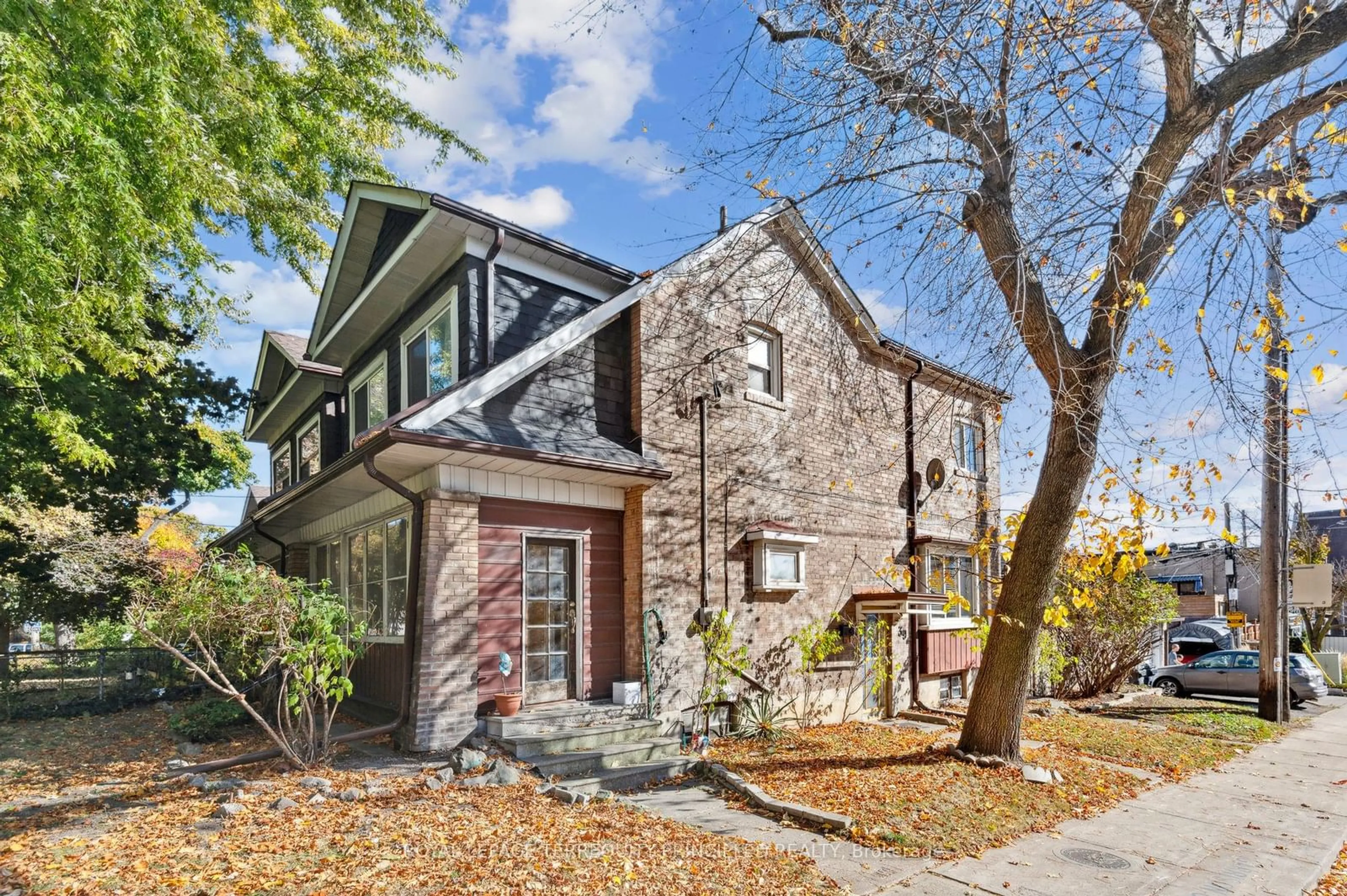 Home with brick exterior material for 39 Oakwood Ave, Toronto Ontario M6H 2V4