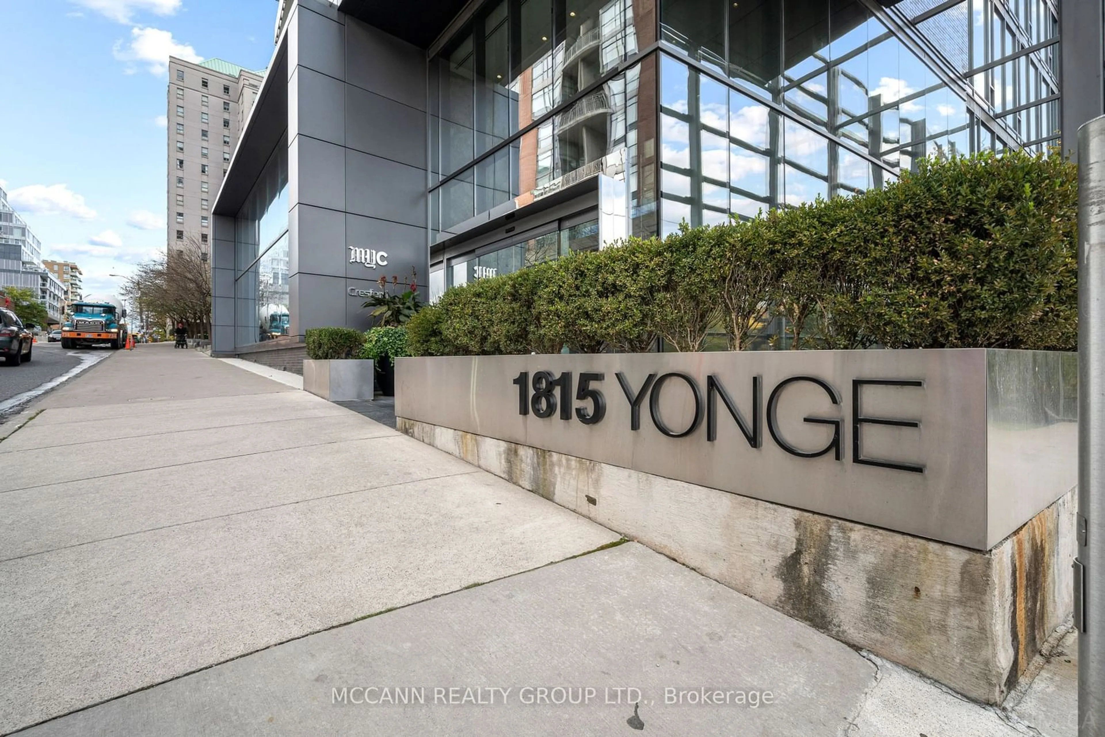 Indoor foyer for 1815 Yonge St #1801, Toronto Ontario M4T 2A4