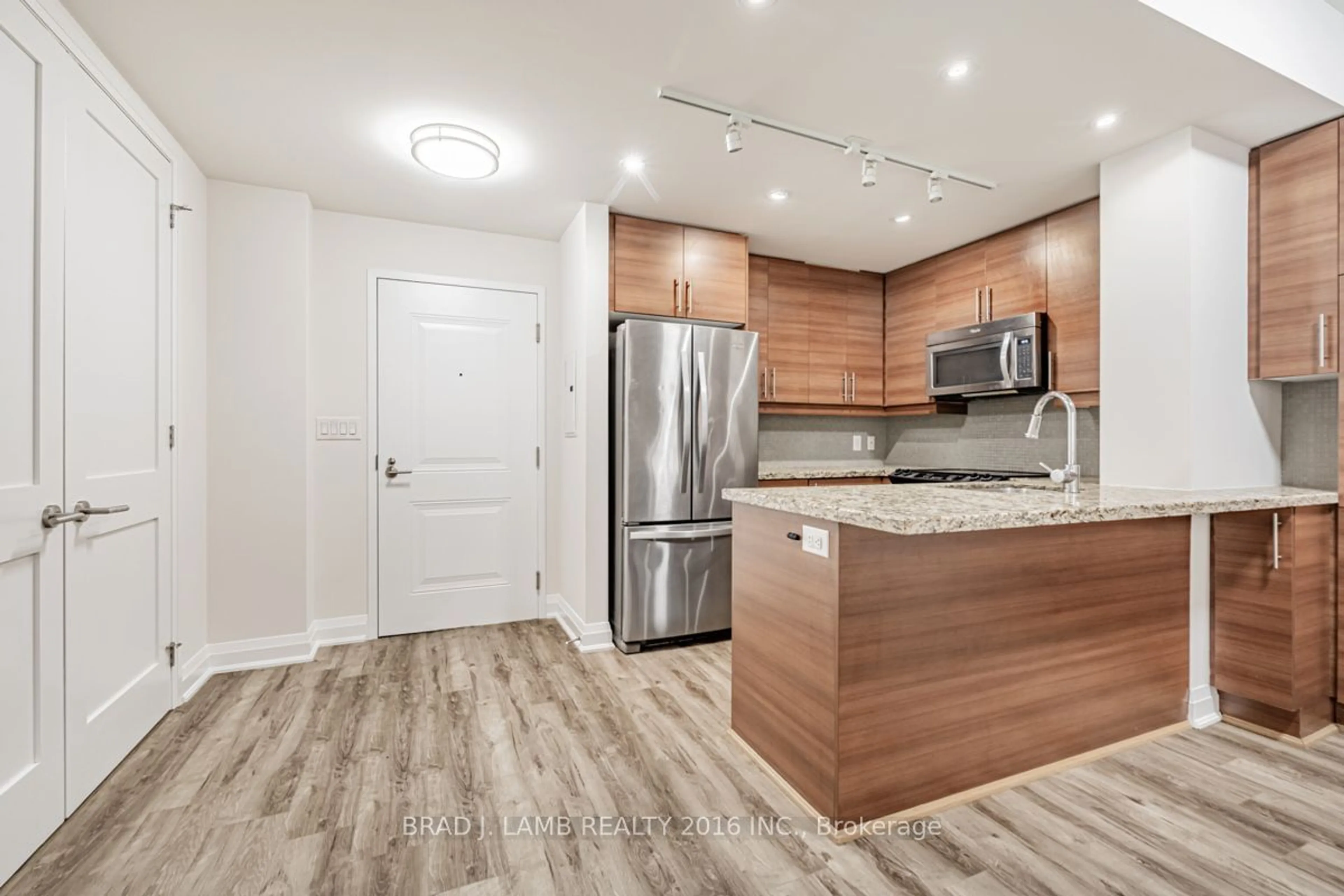 Open concept kitchen for 86 Sloping Sky Mews #TH #6, Toronto Ontario M5V 0B3