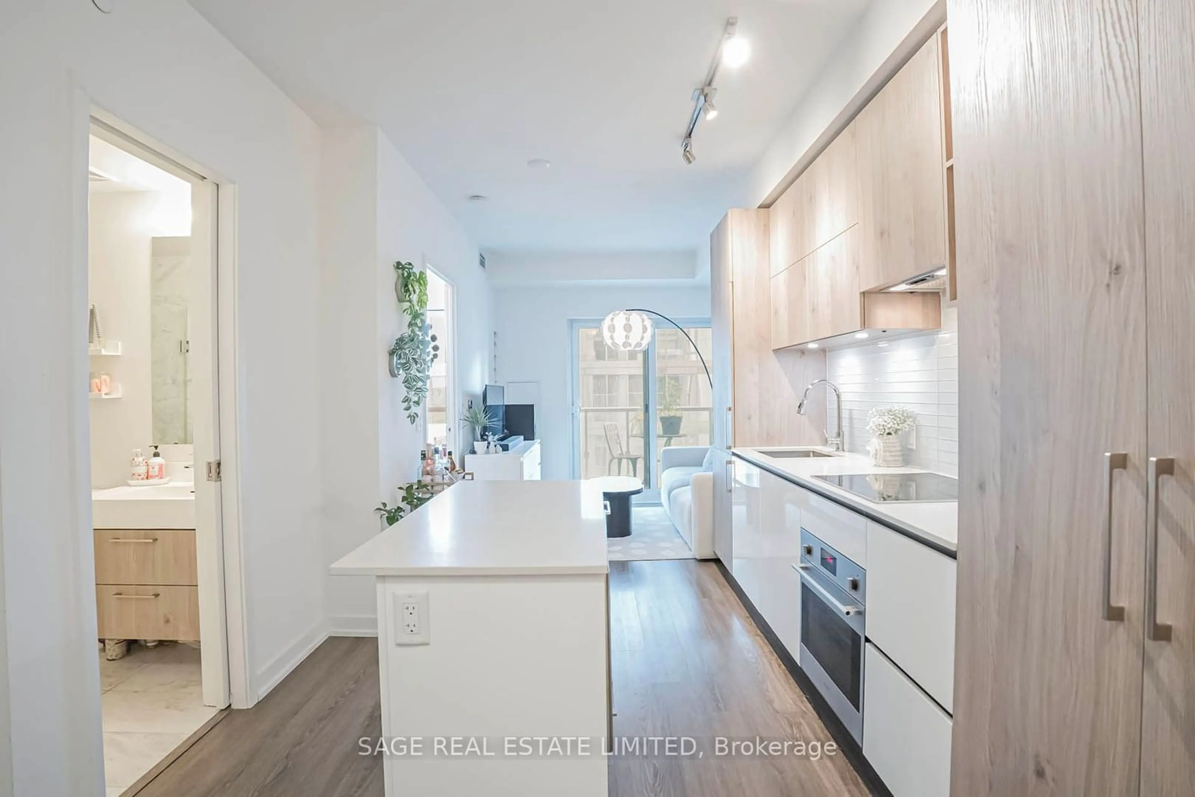 Open concept kitchen for 1 Yorkville Ave #812, Toronto Ontario M4W 0B1