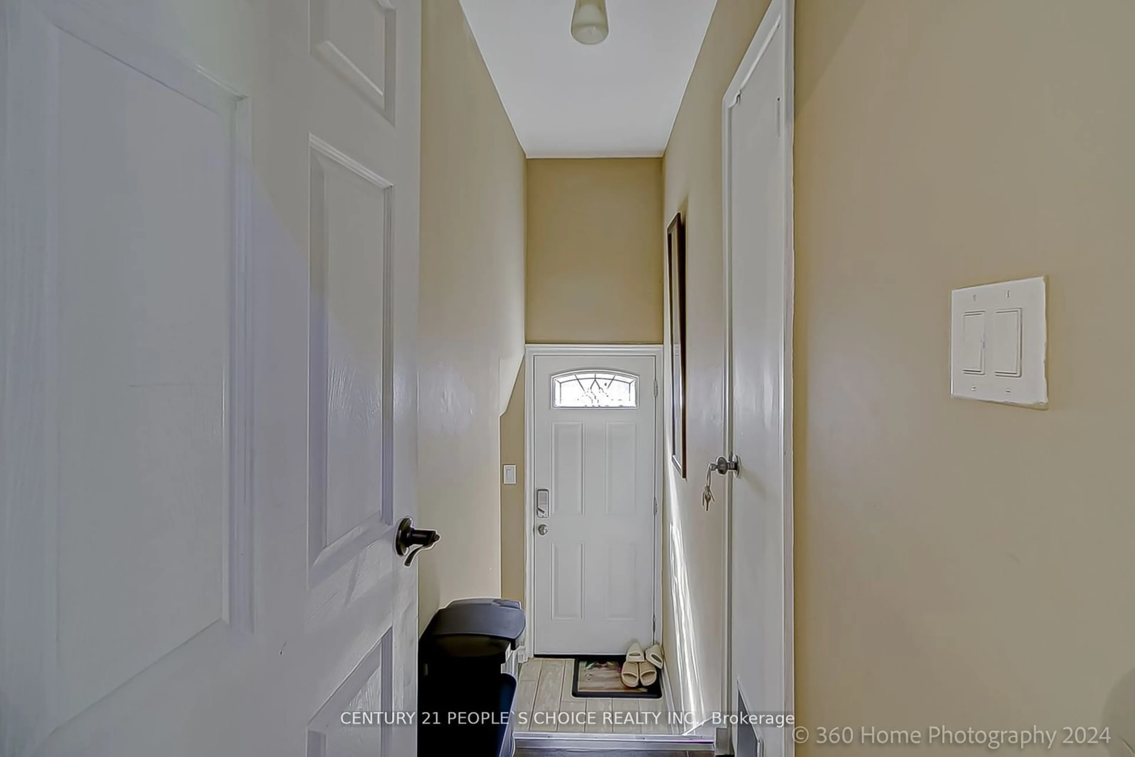 Indoor entryway, wood floors for 926 Willowdale Ave, Toronto Ontario M2M 3C1