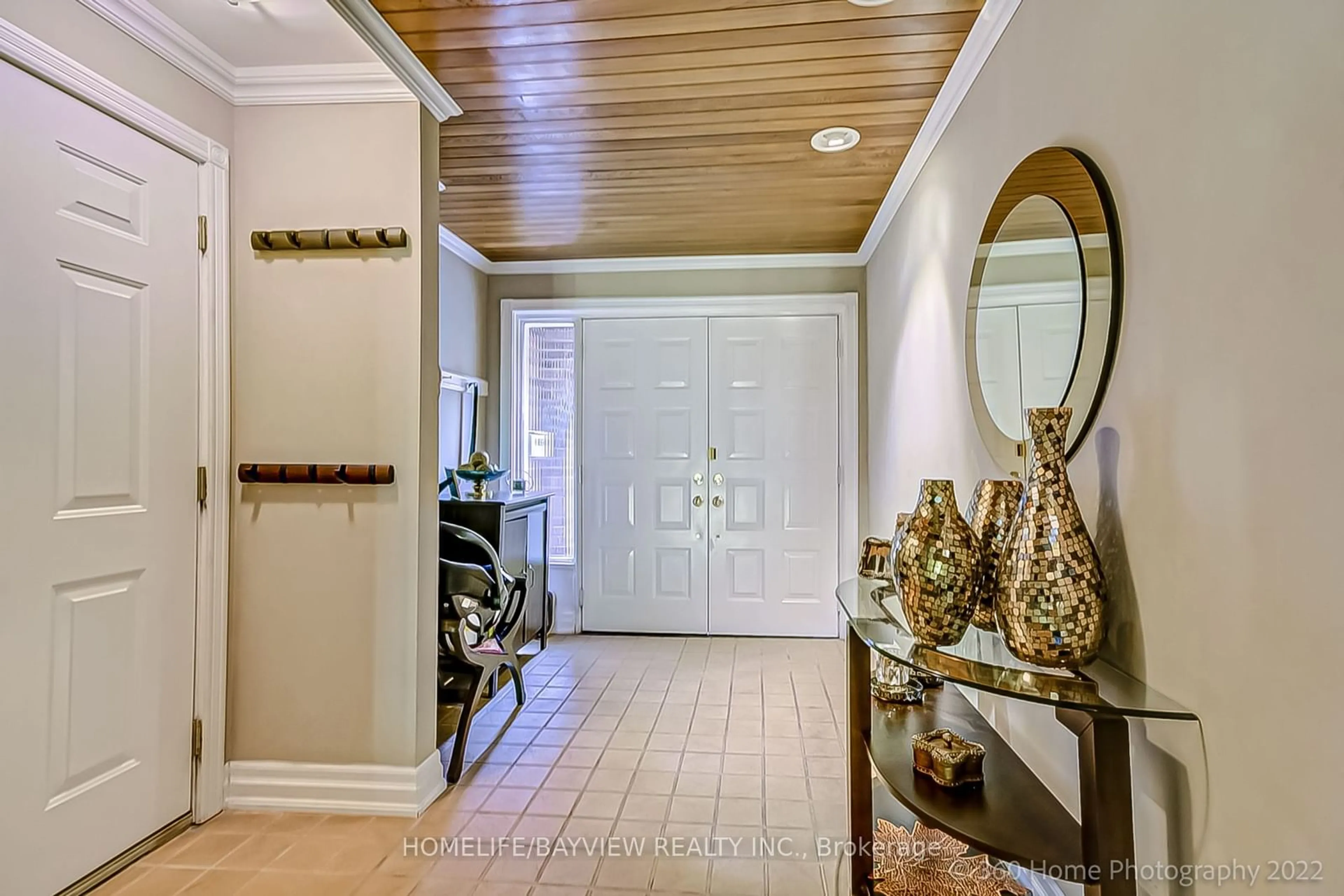 Indoor entryway, wood floors for 18 Oaken Gate Way #18, Toronto Ontario M2P 2A1