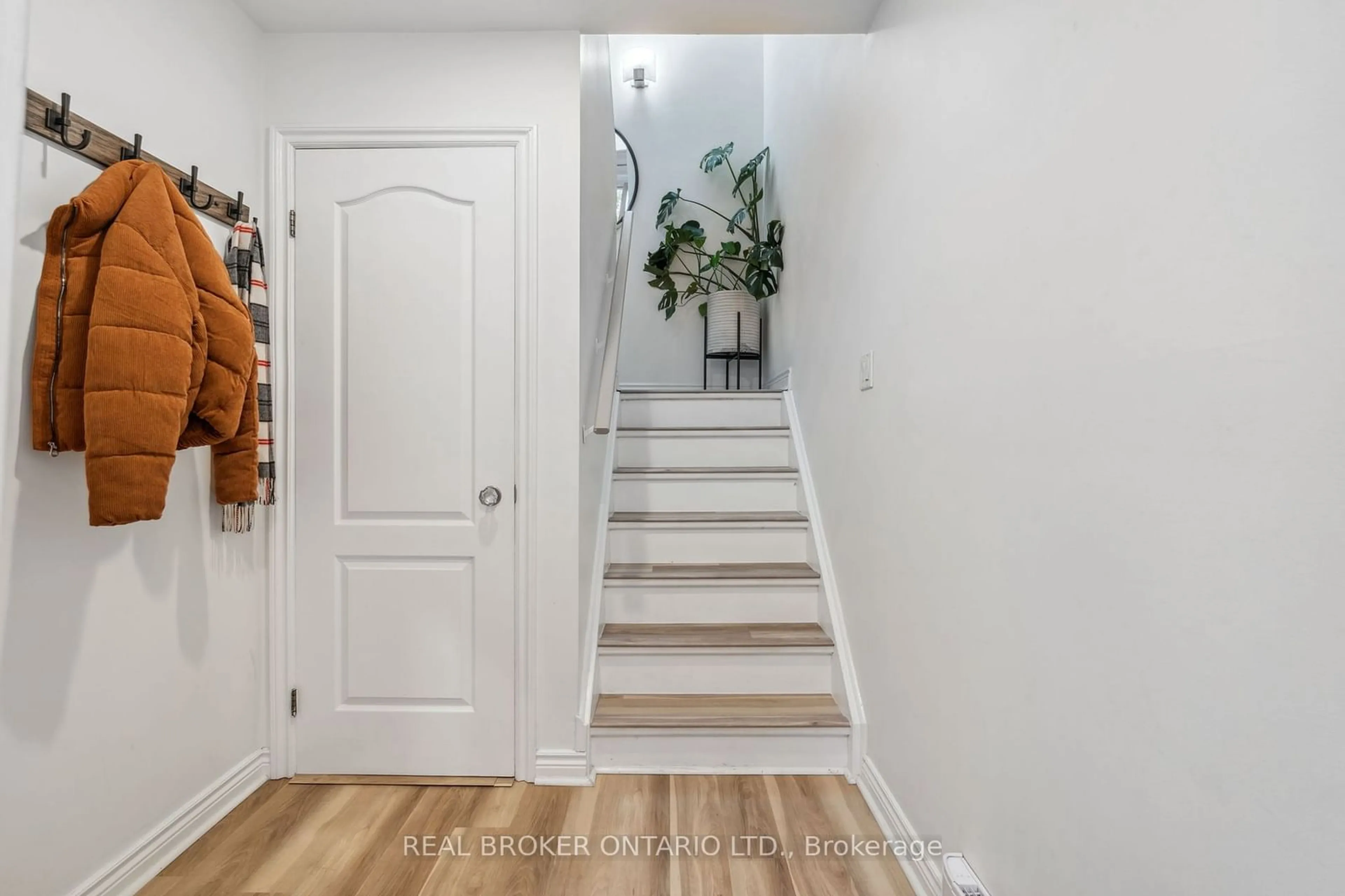 Indoor entryway, wood floors for 369 Albany Ave #5, Toronto Ontario M5R 3E2