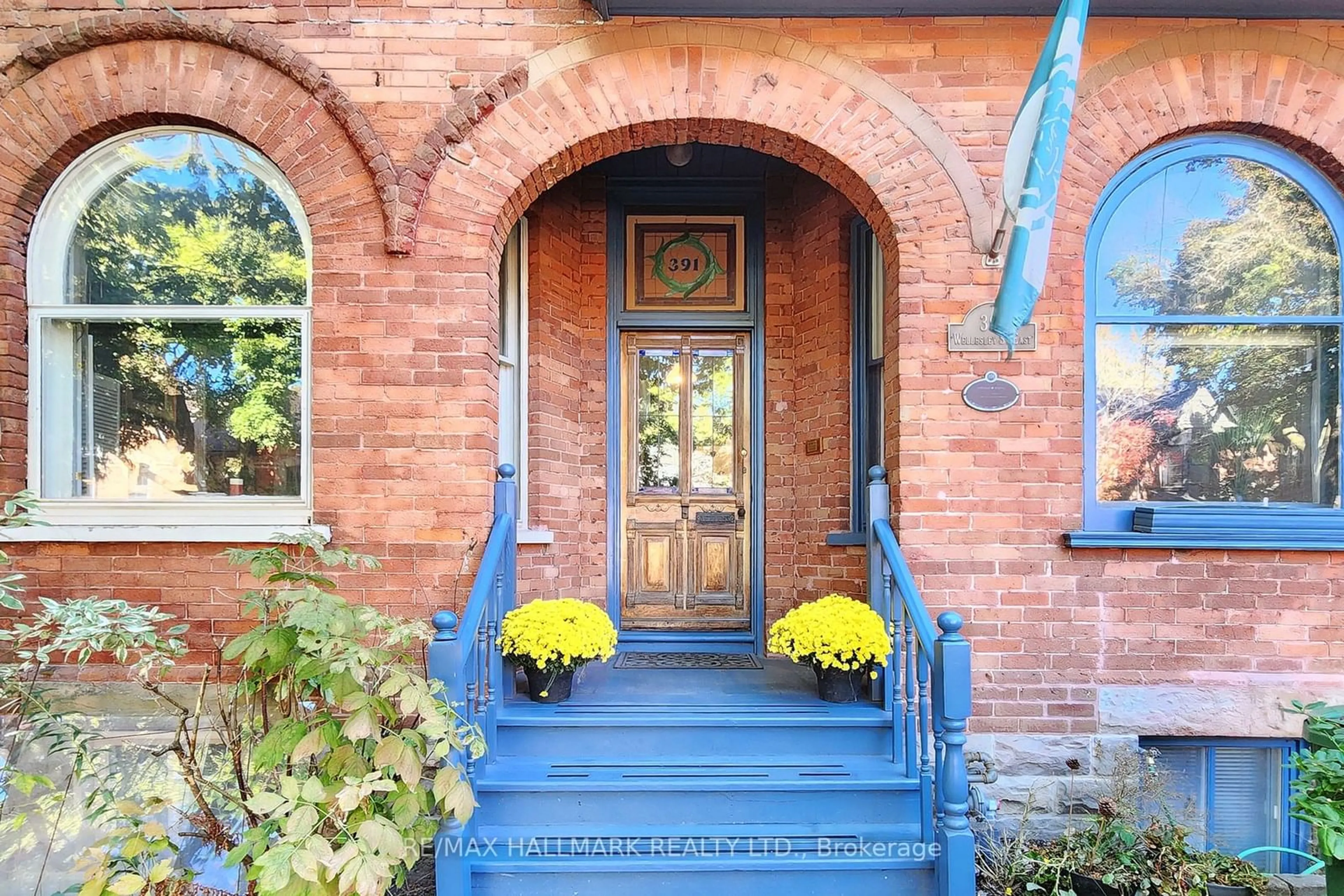 Home with brick exterior material for 391 Wellesley St, Toronto Ontario M4X 1H5