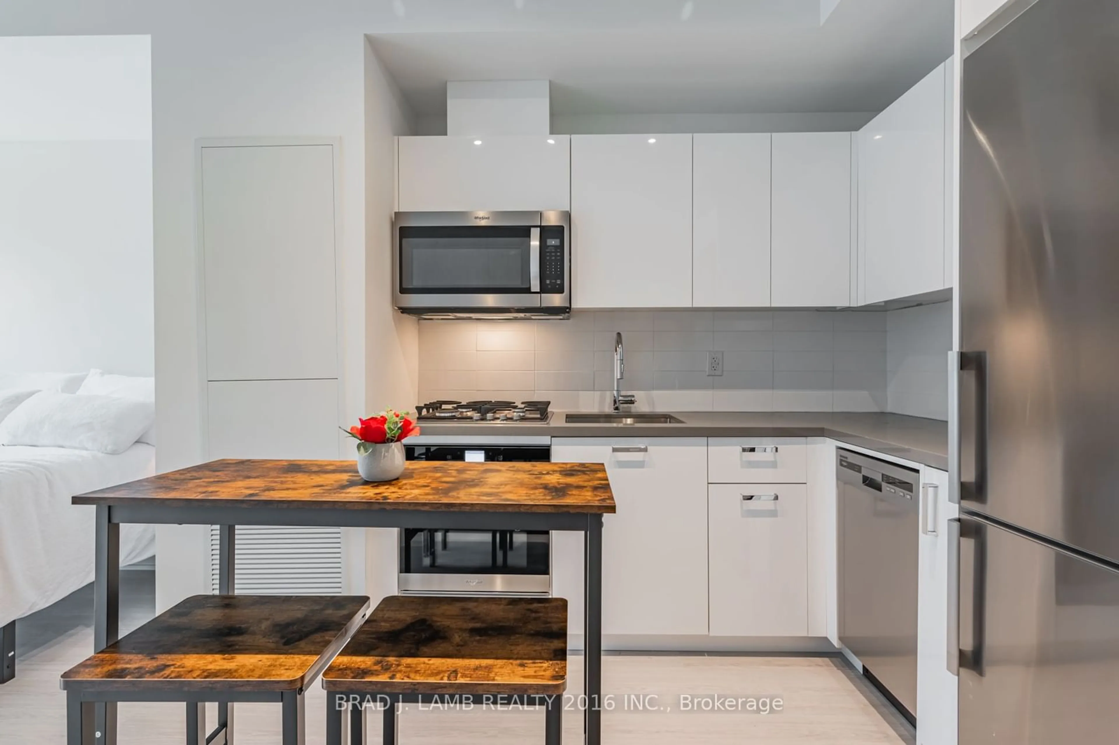 Standard kitchen for 195 McCaul St #909, Toronto Ontario M5T 1W6