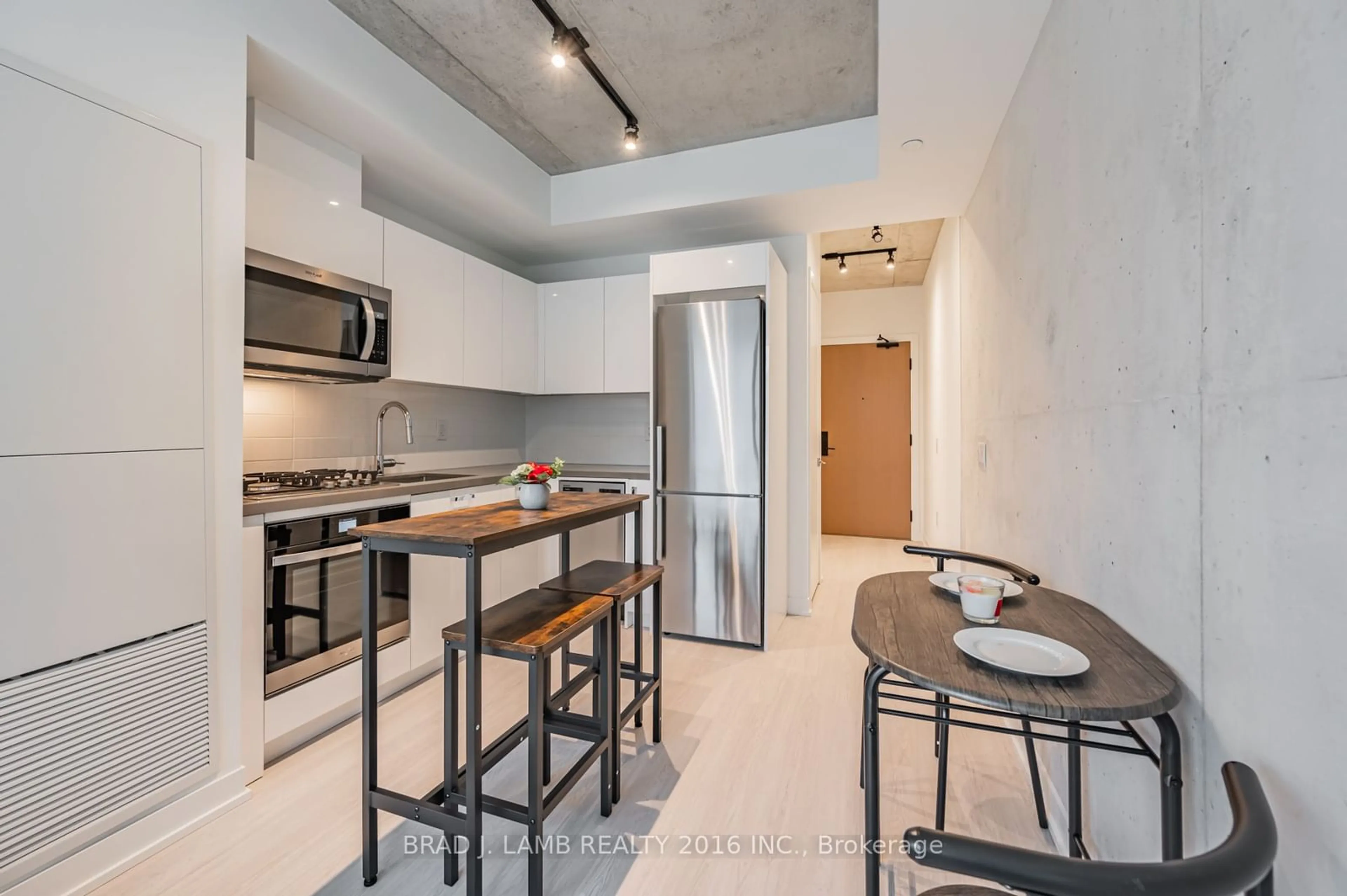 Standard kitchen for 195 McCaul St #909, Toronto Ontario M5T 1W6